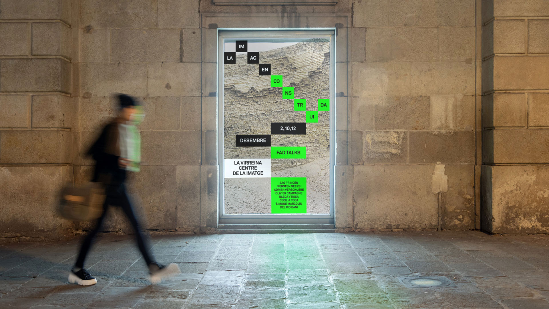 <span>Imatge d'una noia caminant pel carrer amb la campanya gr&agrave;fica del cicle de confer&egrave;ncies sobre fotografia d'arquitectura, ""La Imatge Constru&iuml;da,"" celebrat a La Virreina Centre de la Imatge de Barcelona.&nbsp;Dissenyat per l'estudi esiete de branding i comunicaci&oacute; de Barcelona.</span>