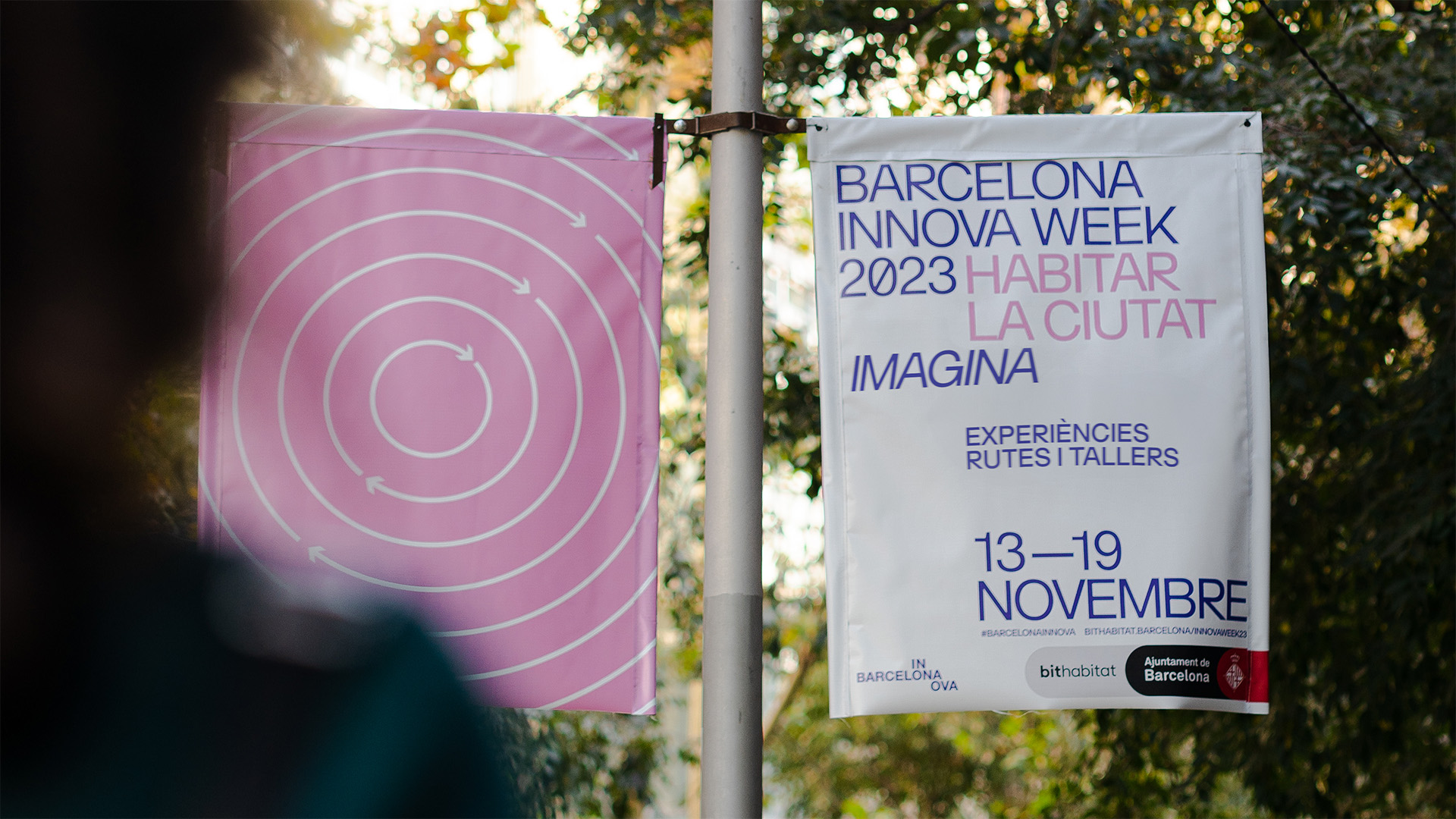Banderes per a la campanya de la Setmana de la Innovaci&oacute; de Barcelona 2023, comunicant Experi&egrave;ncies, rutes i tallers en col&middot;laboraci&oacute; amb BITHABITAT i l'AJUNTAMENT DE BARCELONA, dissenyat per l'estudi esiete de branding i comunicaci&oacute;.