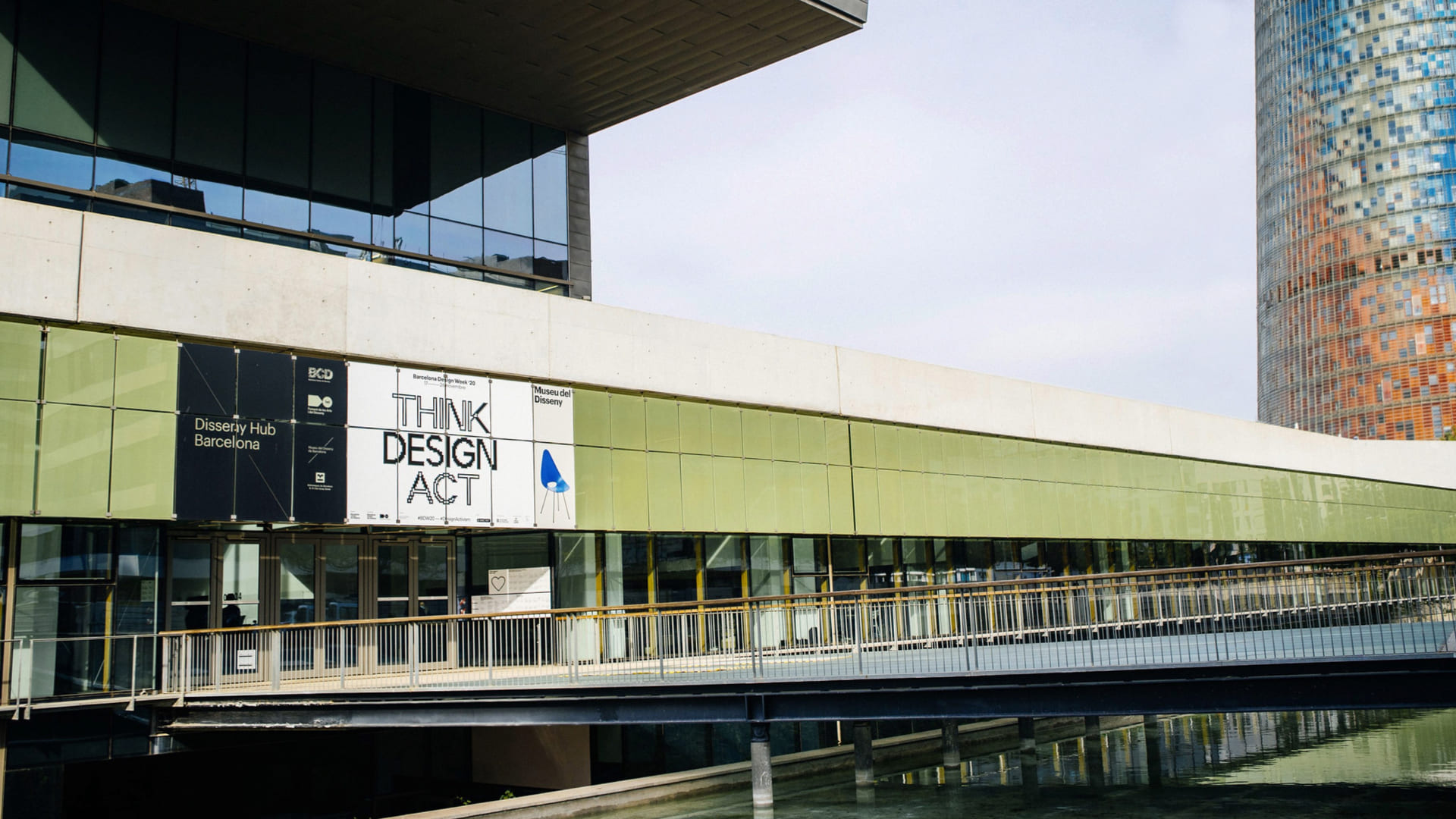 <span>Campanya tipogr&agrave;fica contempor&agrave;nia que sota el lema Think design act promociona el festival de disseny Barcelona Design week. Aplicat a la fa&ccedil;ana del museu DISSENY HUB. Dissenyat per l'estudi esiete de branding i comunicaci&oacute; de Barcelona.</span>