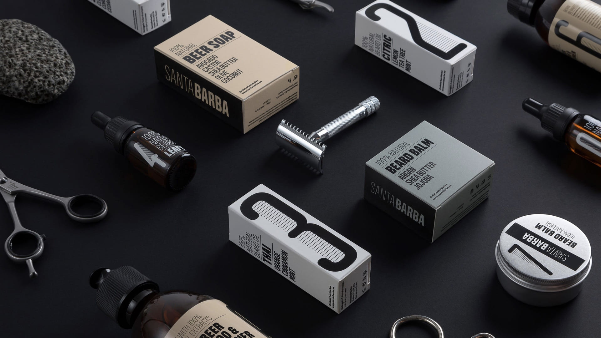 <span>L&iacute;nia de packaging que mostra el sistema tipogr&agrave;fic inspirat en els p&egrave;ls per al branding de la marca de cosm&egrave;tica &egrave;tica, vegana i sostenible de cura masculina de la barba i el cabell, SANTA BARBA. Dissenyat per l'estudi esiete de branding i comunicaci&oacute; de Barcelona.</span>