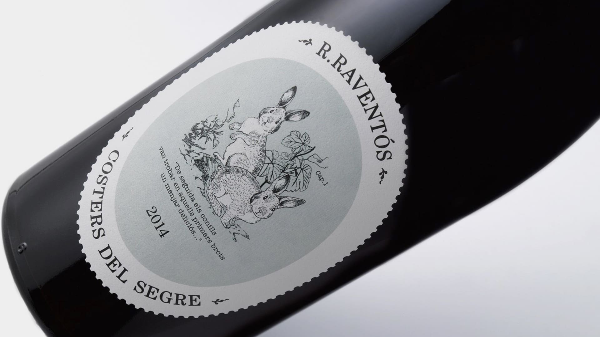 <span>Mockup de la etiqueta de una botella de vino que se caracteriza por una ilustraci&oacute;n de dos conejos y el uso tipogr&aacute;fico para presentar el proyecto de branding para productores de vino y cava GLEVA ESTATES. Dise&ntilde;ado por el estudio esiete de branding y comunicaci&oacute;n de Barcelona.</span>