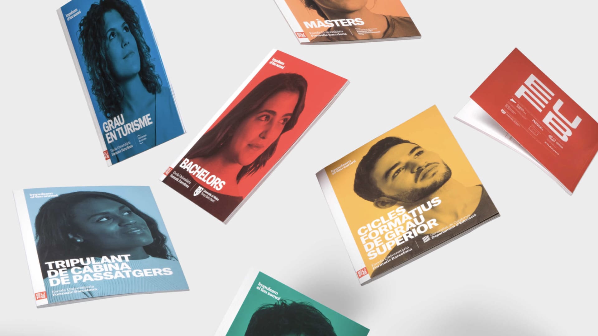 <span>Mockup de revistas cayendo para presentar el proyecto de sitio web y elementos de comunicaci&oacute;n para la universidad EUFB. Dise&ntilde;ado por el estudio esiete de branding y comunicaci&oacute;n de Barcelona y programado por sevenap.</span>