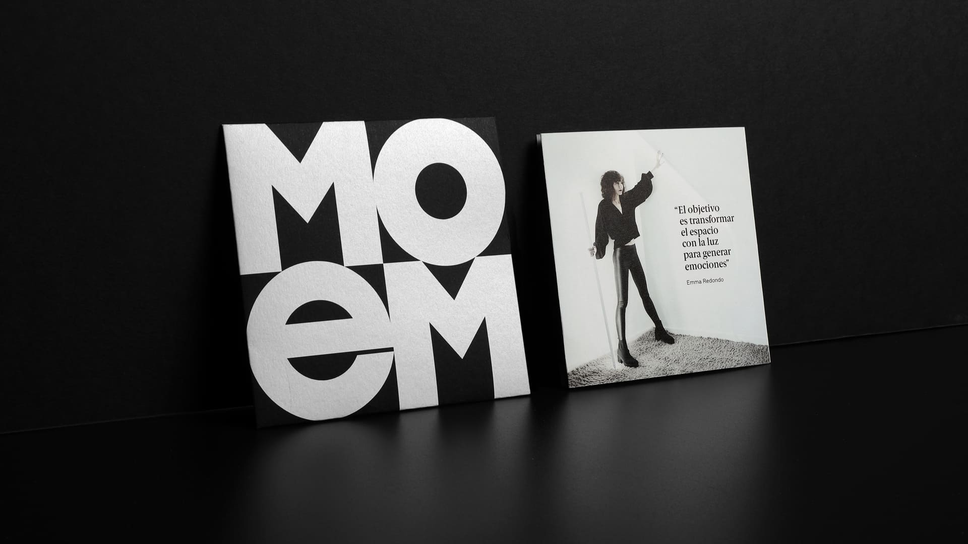 <span>Mockup de vinilos para presentar la identidad visual para el estudio de interiorismo y arquitectura MOEM. Dise&ntilde;ado por el estudio esiete de branding y comunicaci&oacute;n de Barcelona.</span>