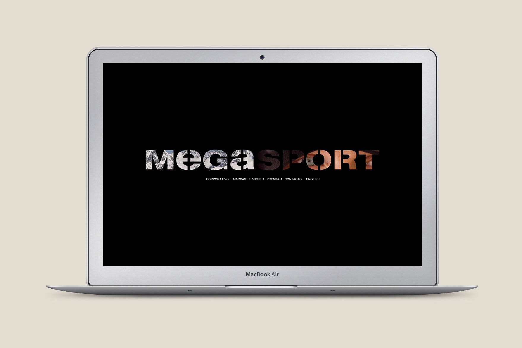 P&agrave;gina inicial de la web de MEGASPORT. Inclou el logotip de Megasport com a m&agrave;scara per a una imatge sobre fons negre. Web dissenyada per l'estudi de marca i comunicaci&oacute; Esiete i programada per sevenap.