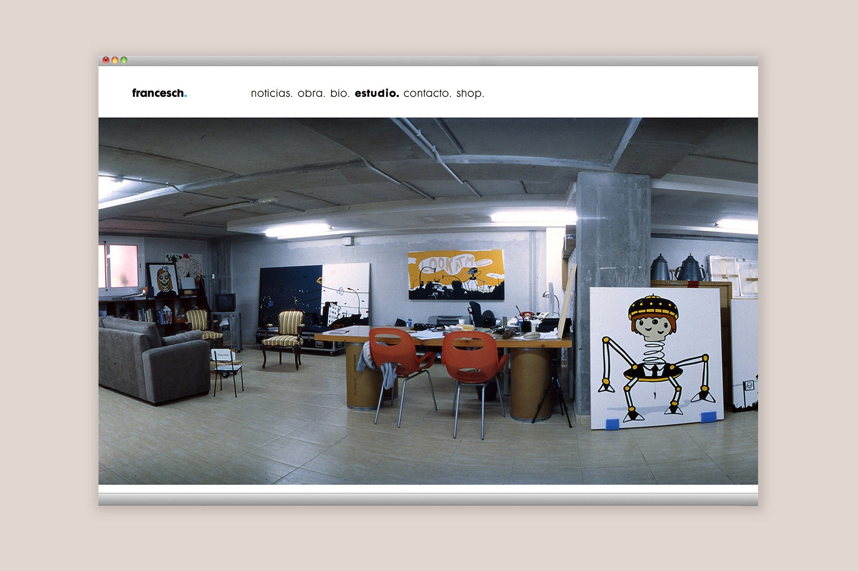 Disseny de la p&agrave;gina d'estudi de la web d'H&Eacute;CTOR FRANCESCH. Inclou una foto del seu estudi amb diverses pintures. Disseny per a l'estudi de marca i comunicaci&oacute; i programaci&oacute; per a sevenap.