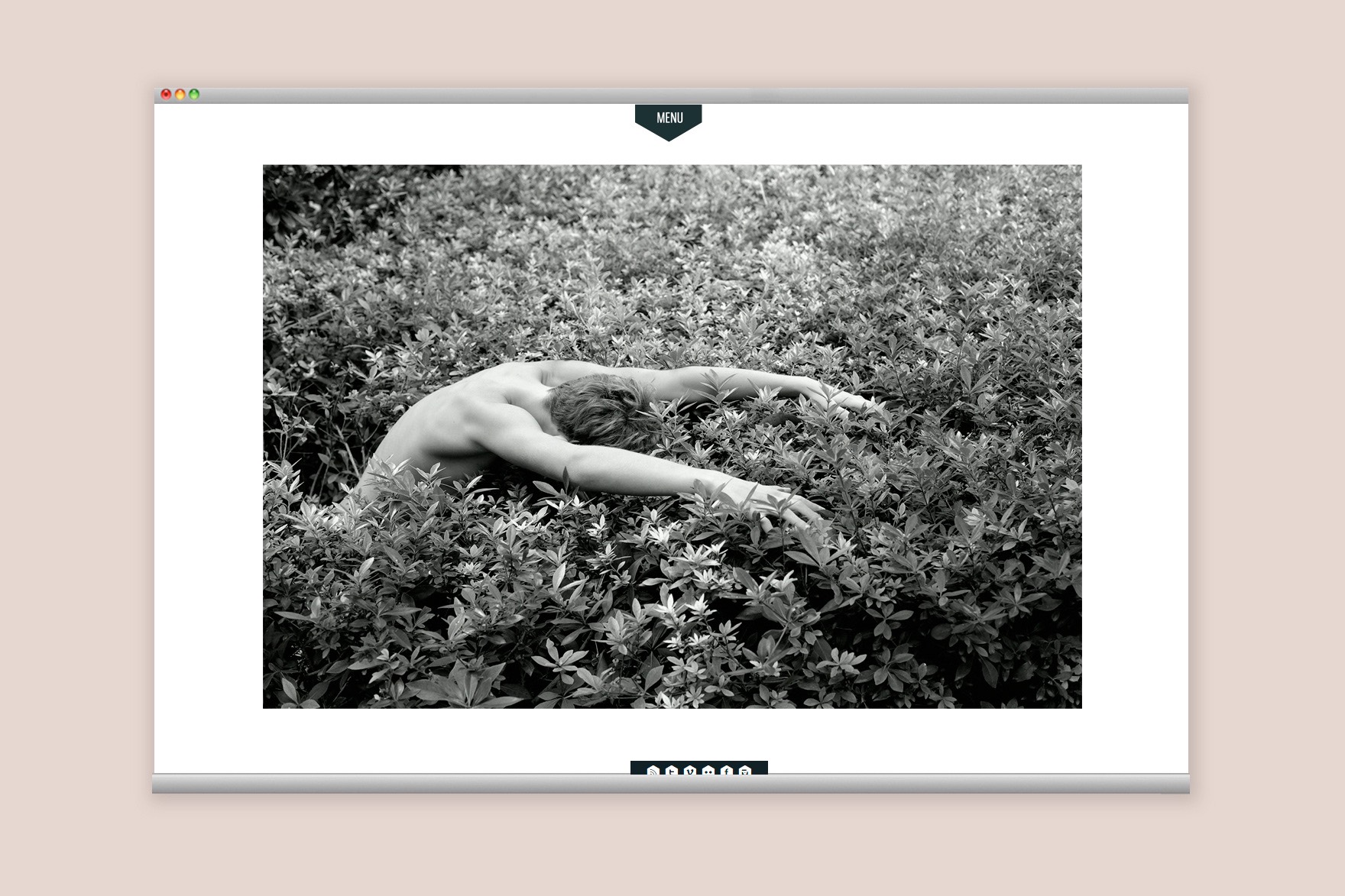 <span><span>Disseny del MEN&Uacute; per a la web del PASSEIG DE GR&Agrave;CIA. Mostrant una fotografia en blanc i negre d'un home nu nedant dins d'un camp de plantes. Web dissenyada per l'estudi de comunicaci&oacute; i marca Esiete i programada per sevenap.</span></span>