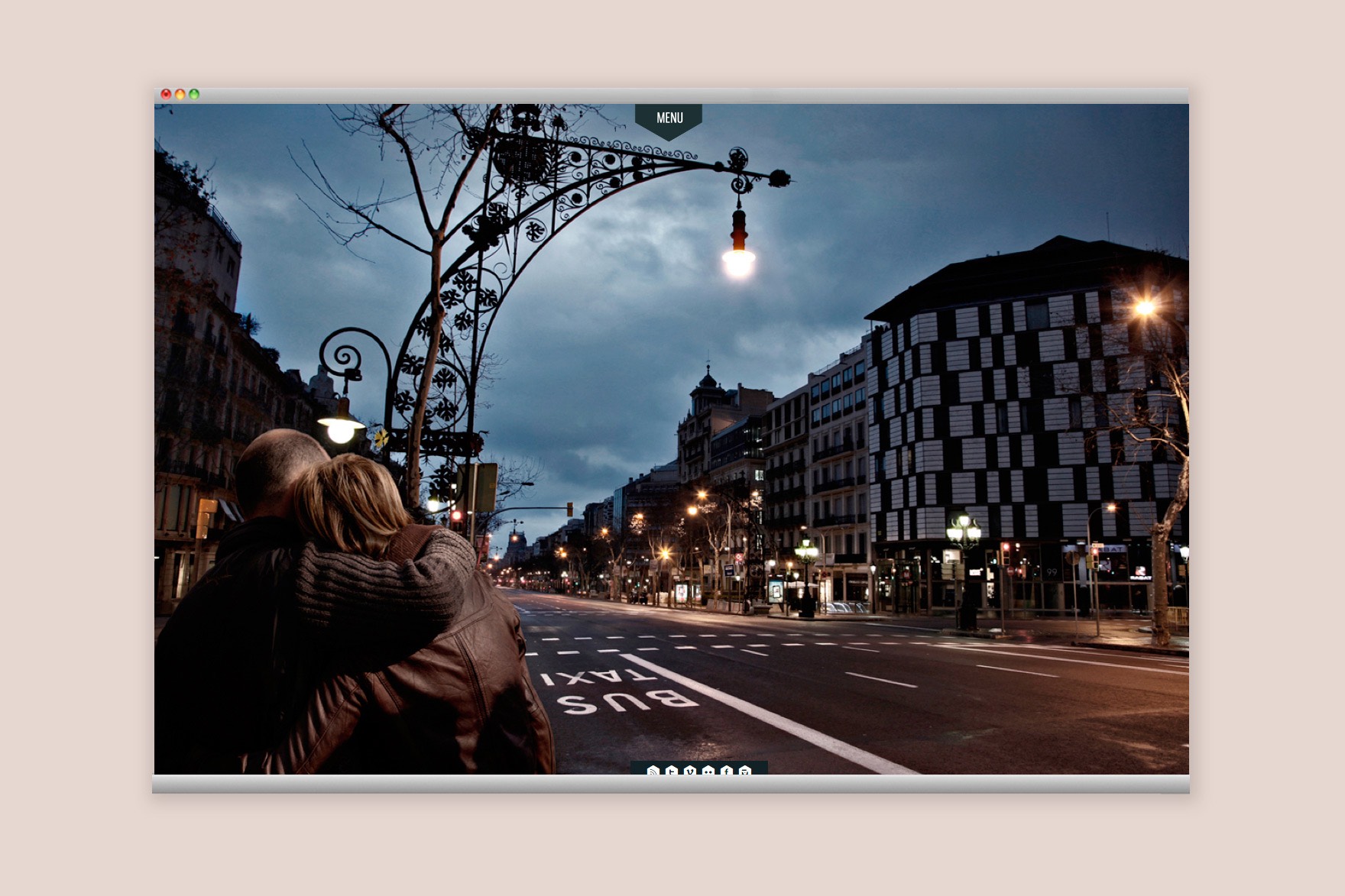 <span><span>Disseny de MEN&Uacute; per a la web del PASSEIG DE GR&Agrave;CIA. Mostrant una fotografia d'una parella a prop dels fanals. Web dissenyada per l'estudi de comunicaci&oacute; i marca Esiete i programada per sevenap.</span></span>