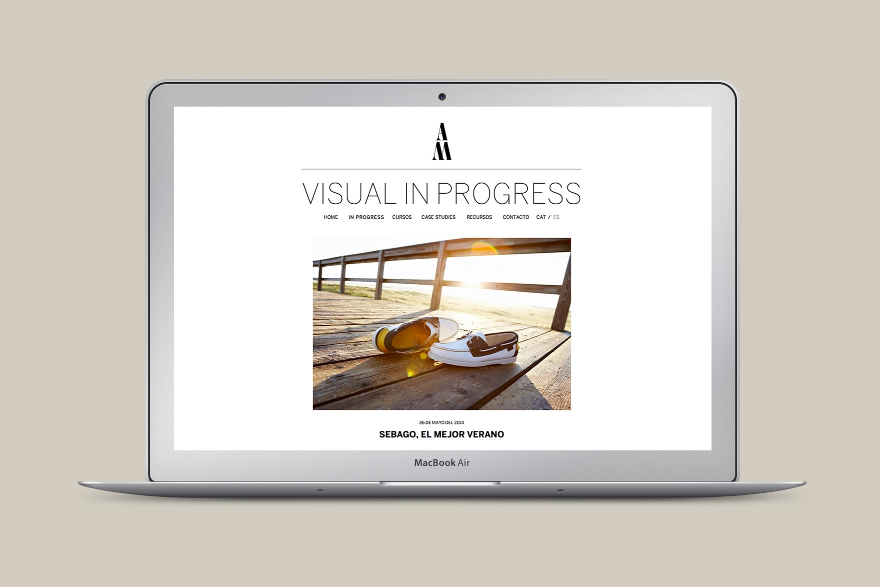Disseny de la p&agrave;gina HOME del web del blog ANDREU MARCH. Inclou &ldquo;visual in progress&rdquo;, &ldquo;el mejor verano&rdquo; i una cl&agrave;ssica sabata blanca al banc rural. Dissenyat per l'estudi de marca i comunicaci&oacute; esiete i programat per sevenap.