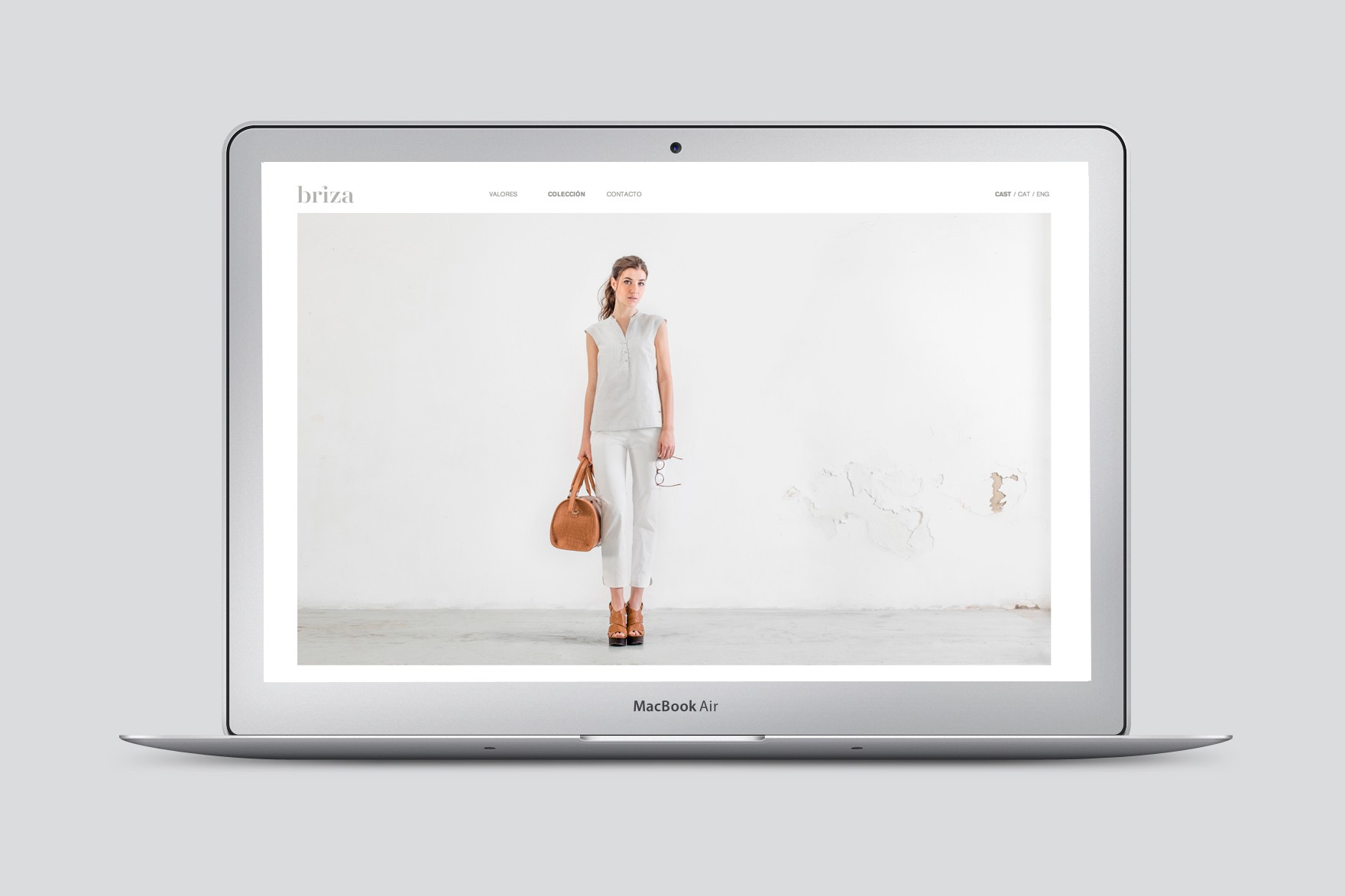 Home minimalista de la web de BRIZA con foto de una modelo vestida con la ropa de la marca y men&uacute; en la parte superior. Dise&ntilde;ada por el estudio de branding y comunicaci&oacute;n ESIETE y programada por sevenap.