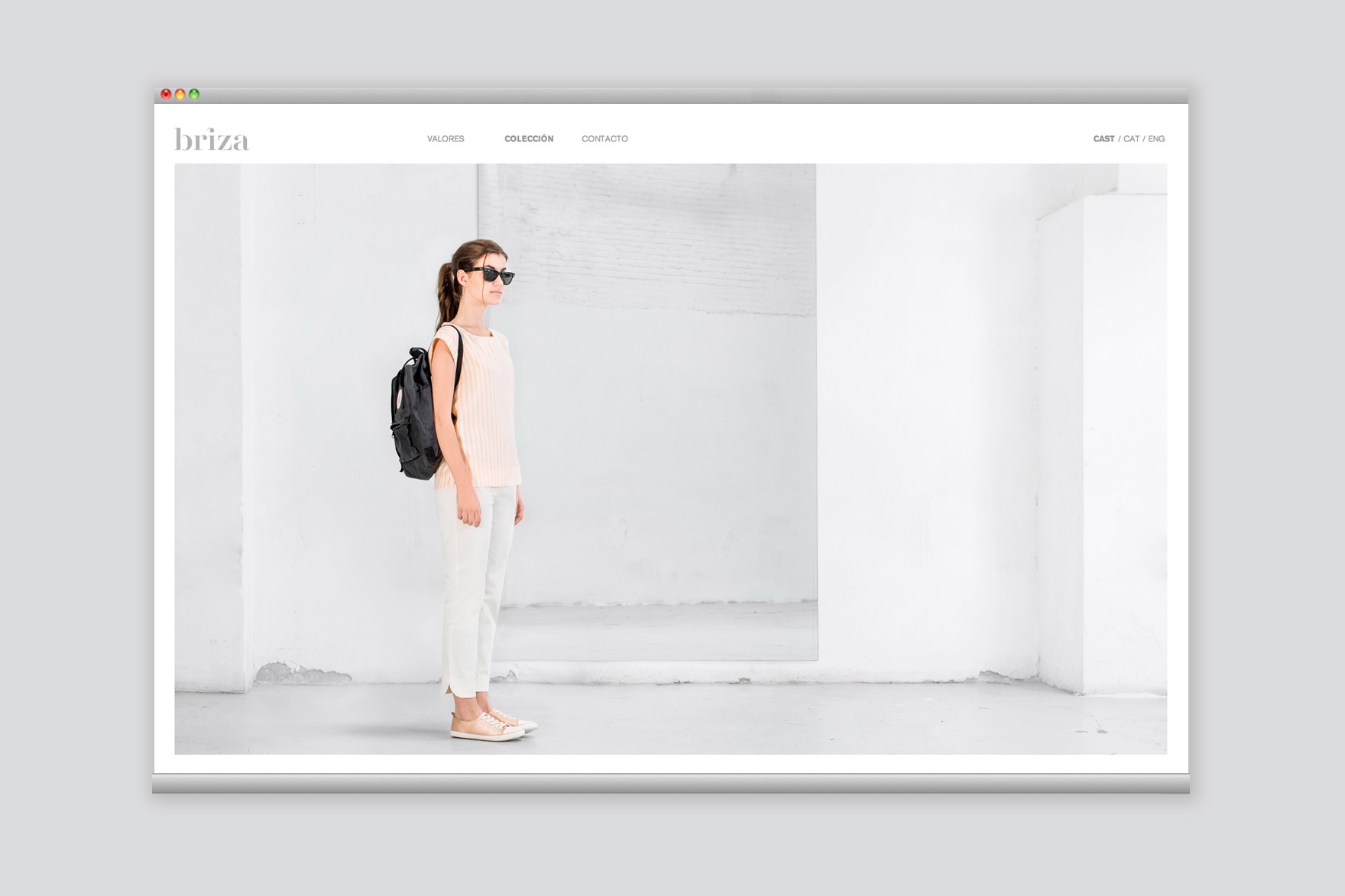 Home minimalista de la web de BRIZA con foto de una modelo vestida con la ropa de la marca y men&uacute; en la parte superior. Dise&ntilde;ada por el estudio de branding y comunicaci&oacute;n y programada por sevenap.