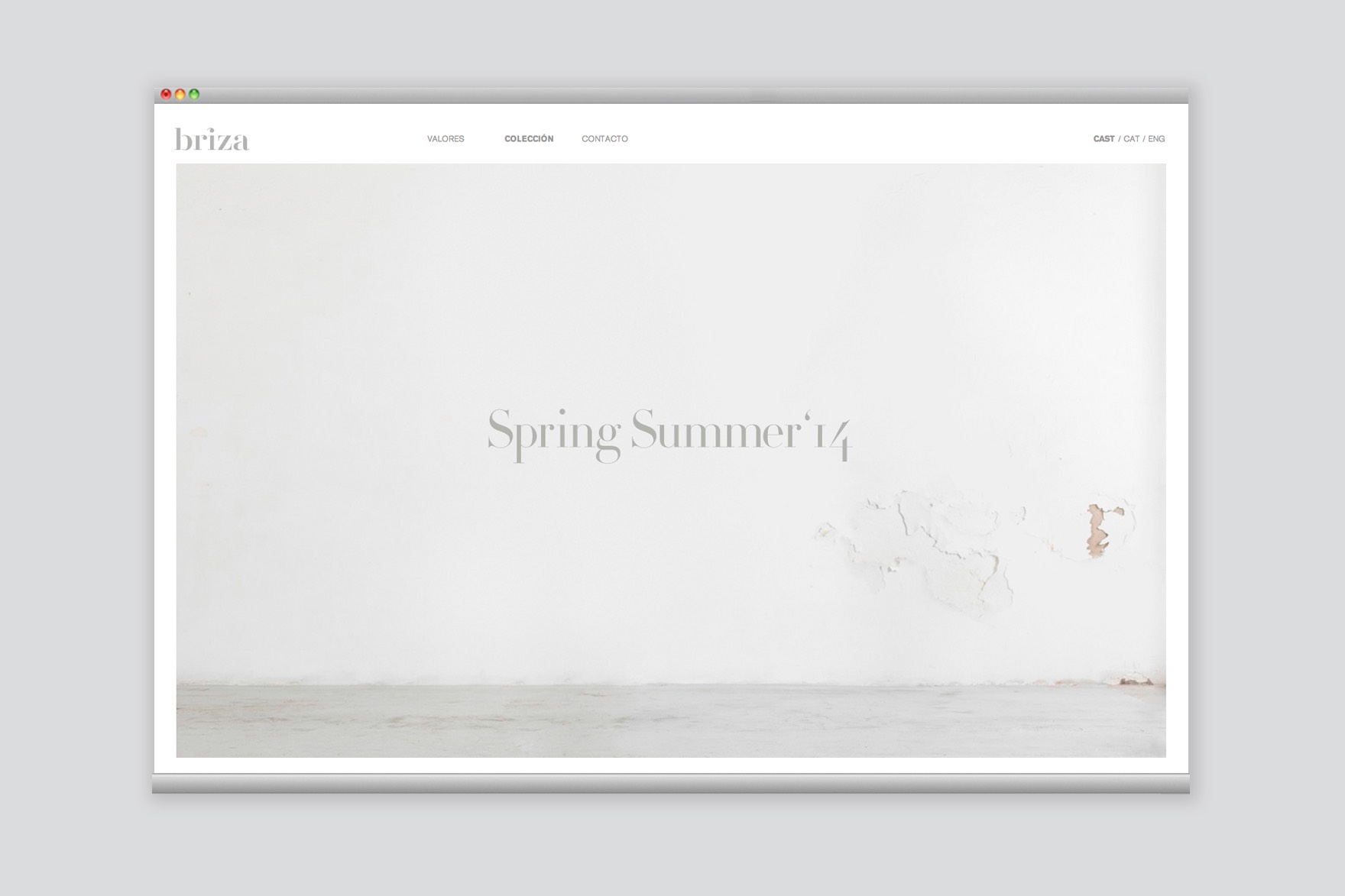 Home minimalista de la web de BRIZA con foto de una pared de una habitaci&oacute;n en color blanco con el texto PRIMAVERA VERANO 14 y men&uacute; en la parte superior. Dise&ntilde;ada por el estudio de branding y comunicaci&oacute;n ESIETE y programada por sevenap.