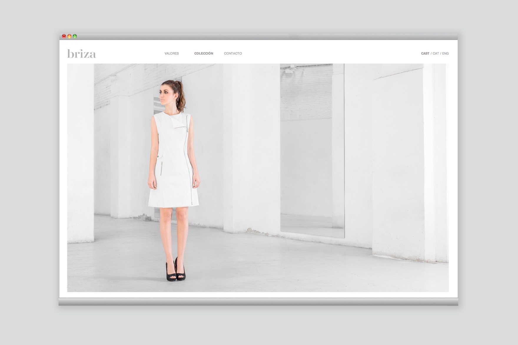 Home minimalista de la web de BRIZA con foto de una modelo vestida con la ropa de la marca y men&uacute; en la parte superior. Dise&ntilde;ada por el estudio de branding y comunicaci&oacute;n ESIETE y programada por sevenap.
