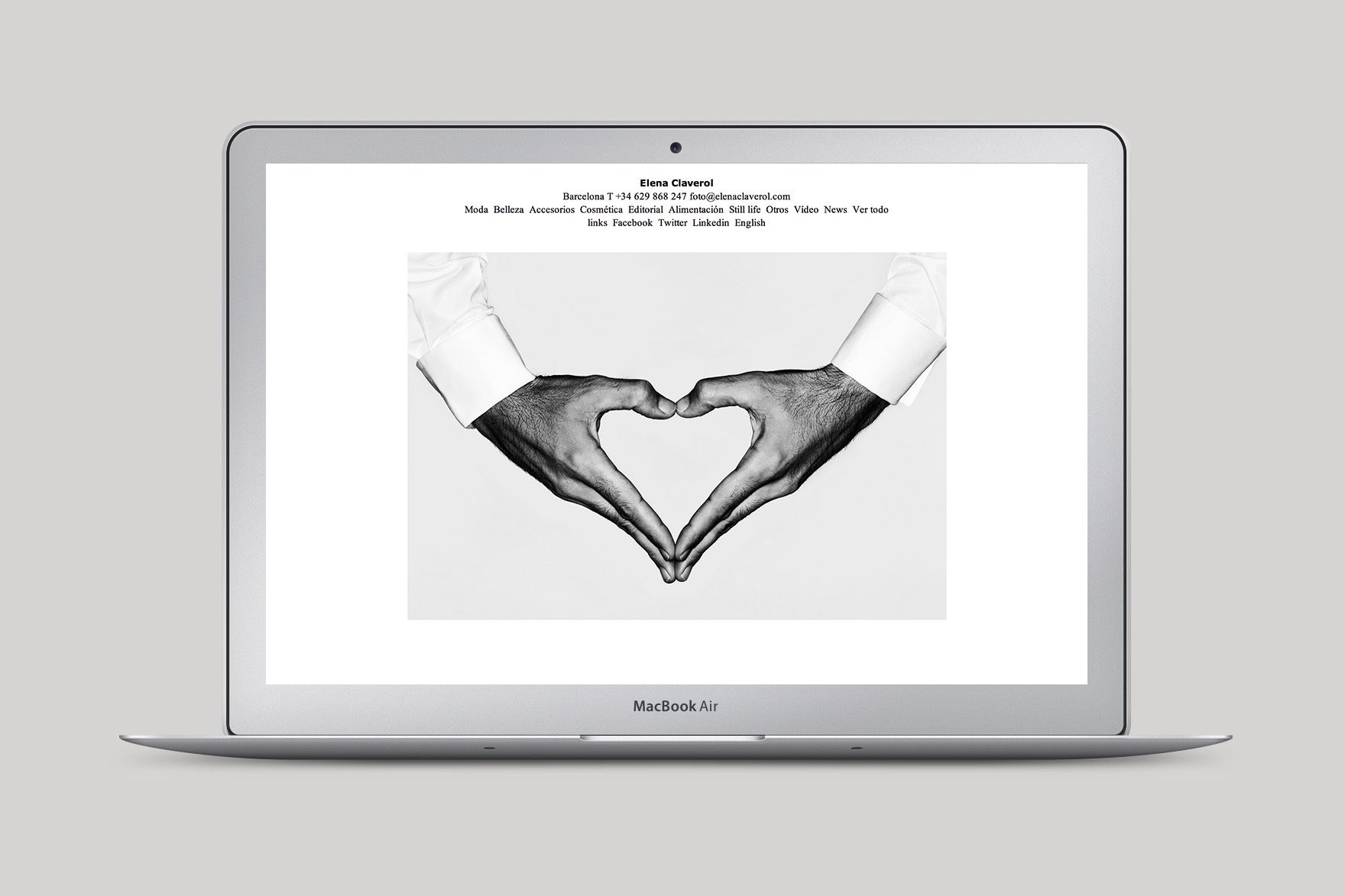 Disseny de la p&agrave;gina d'inici del web d'ELENA CLAVEROL. Inclou una fotografia de la m&agrave; d'un home amb forma de cor. Web dissenyada per l'estudi de comunicaci&oacute; i marca Esiete i programada per sevenap.