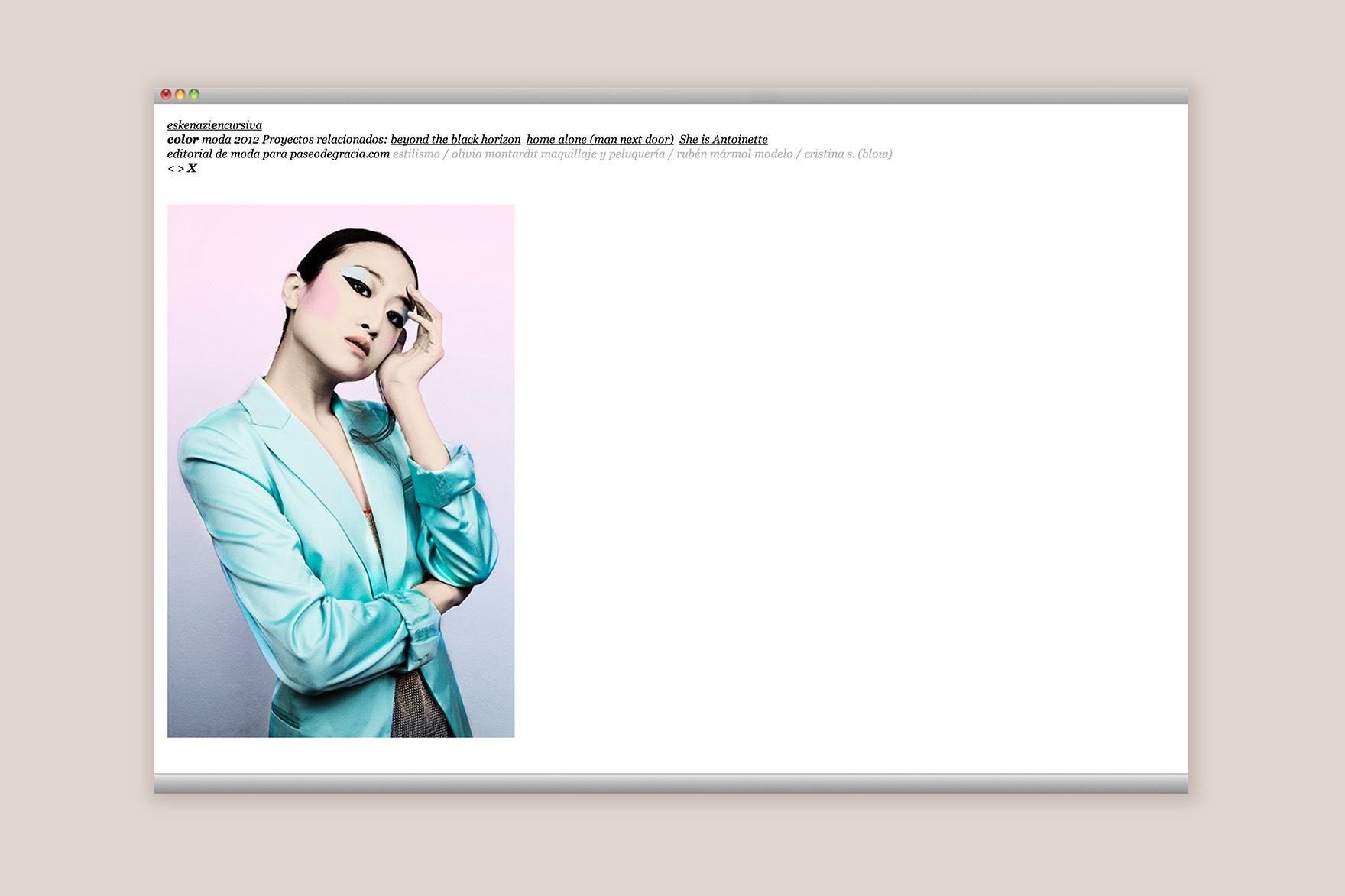 Disseny de la p&agrave;gina del projecte de fotografia de moda en color de la web d'ESKENAZIENCURSIVA. Inclou una model asi&agrave;tica amb un vestit de textura de peix de jaqueta blava i maquillatge de cara de colors. Web dissenyada per l'estudi de comunicaci&oacute; i marca Esiete i programada per sevenap.