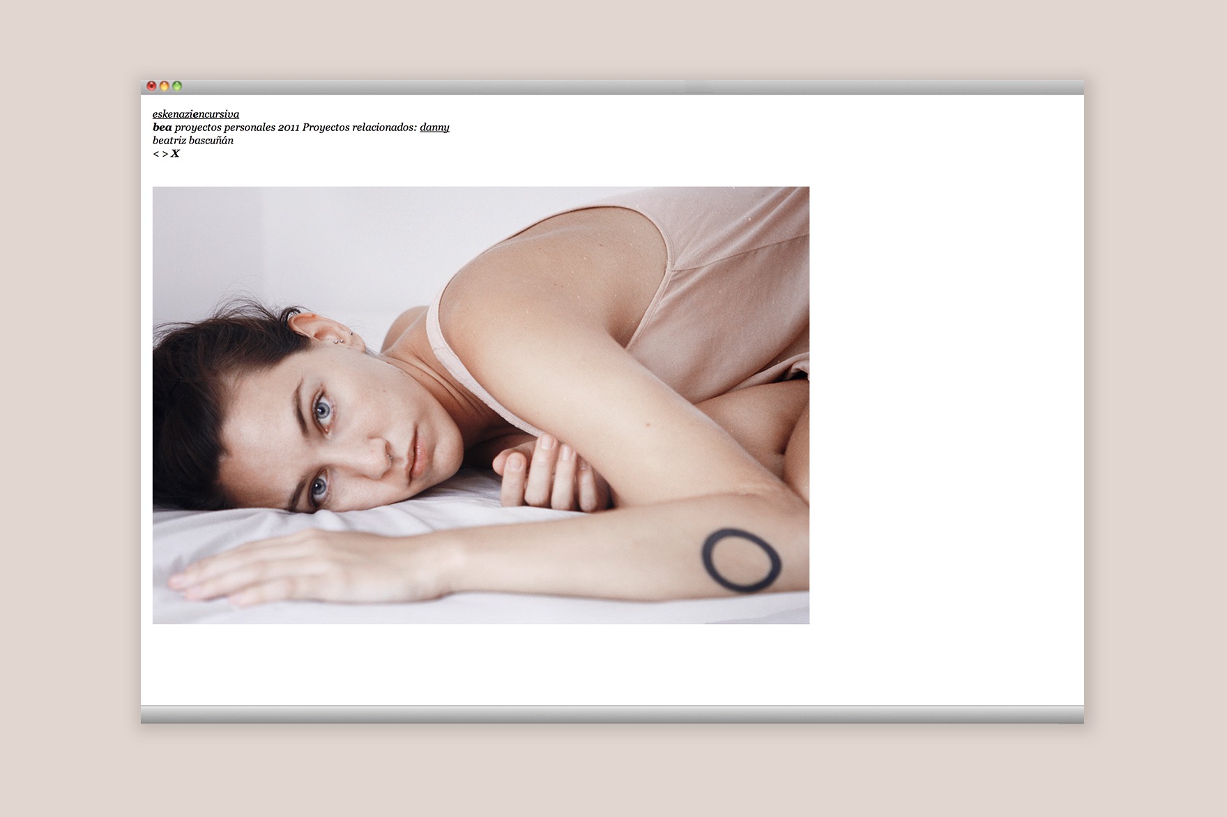 P&agrave;gina del projecte Bea de la web d'ESKENAZIENCURSIVA. Inclou una fotografia de primer pla d'una model estirada al llit. Web dissenyada per l'estudi de marca i comunicaci&oacute; esiete i programada per sevenap.