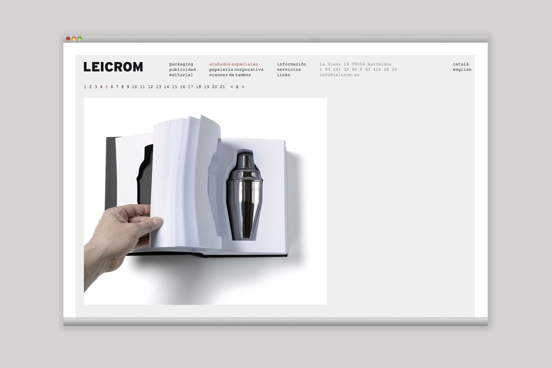 Secci&oacute;n de acabados especiales de la web de LEICROM. Incluye una foto de un dise&ntilde;o de packaging especial para un perfume, en forma de libro y perfume metido en su interior recortando papeles con el contorno del frasco. Web dise&ntilde;ada por el estudio de branding y comunicaci&oacute;n esiete y programada por sevenap.