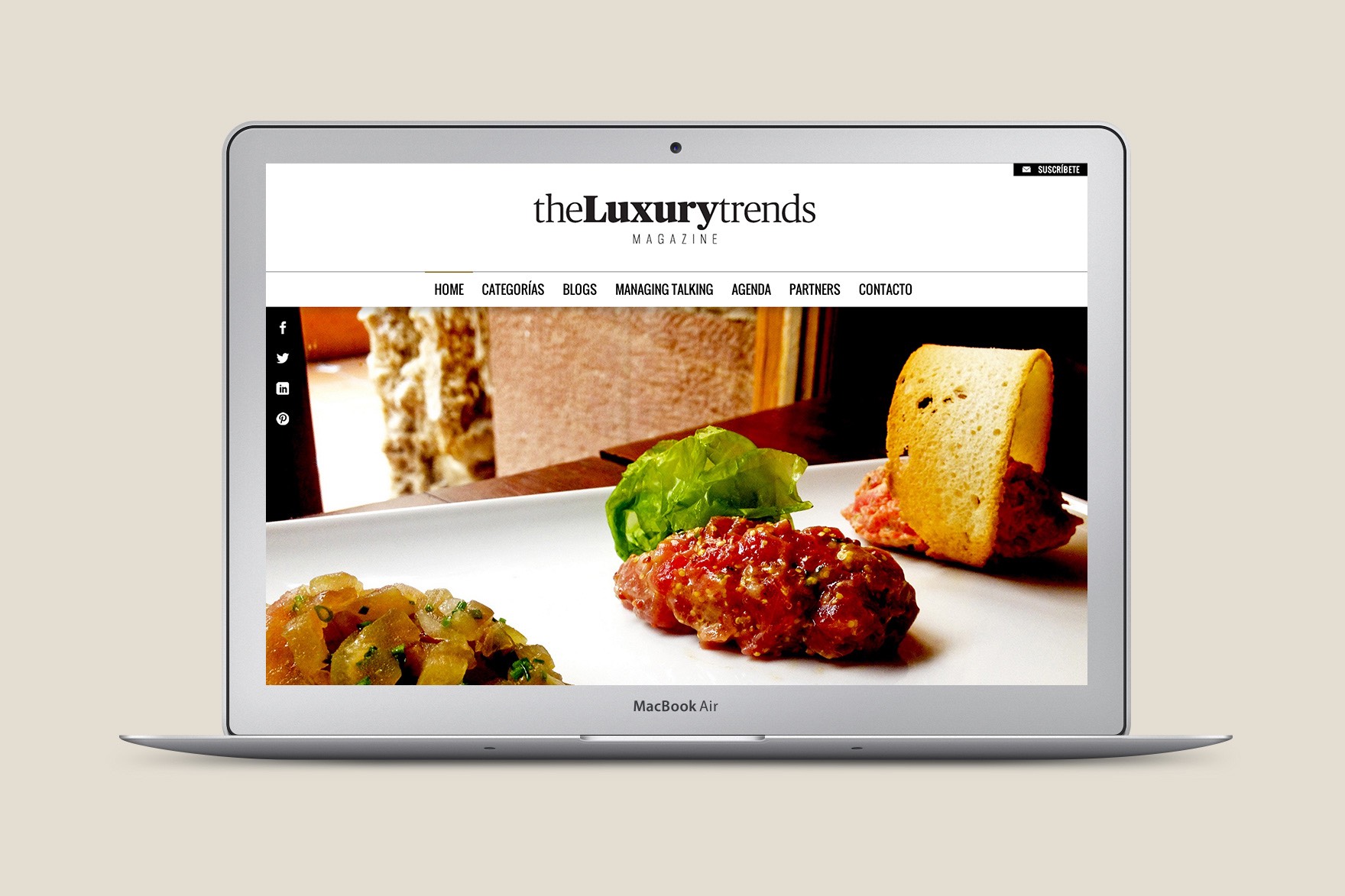 Dise&ntilde;o de la p&aacute;gina de inicio del sitio web de la Revista THE LUXURY TRENDS. Incluye im&aacute;genes de comida de lujo debajo del encabezado del sitio web. Dise&ntilde;ado por el estudio de branding y comunicaci&oacute;n Esiete y programado por Sevenap.