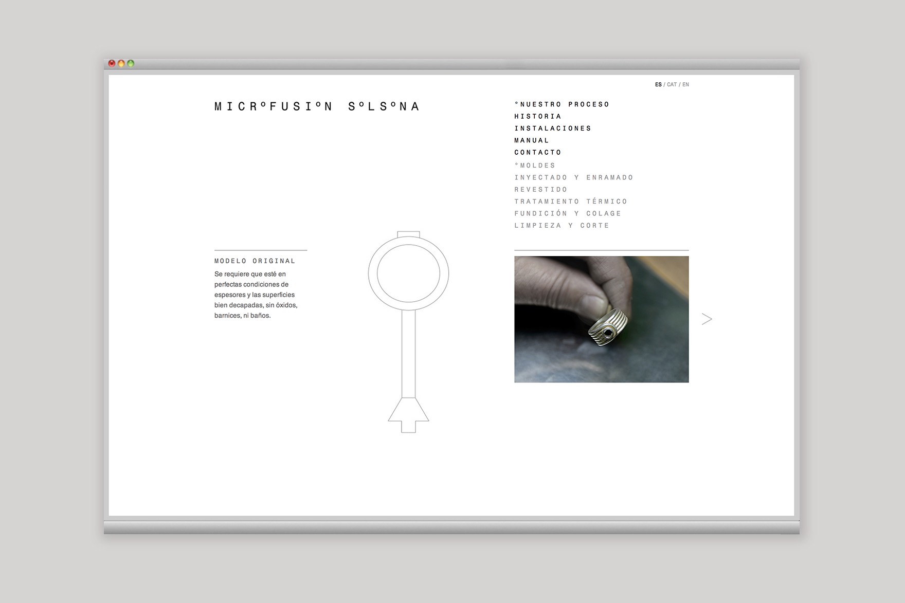 Dise&ntilde;o de la p&aacute;gina &ldquo;NUESTRO PROCESO&rdquo; de la web de MICROFUSI&Oacute;N SOLSONA. Incluye una ilustraci&oacute;n lineal de un dispositivo de laboratorio y una imagen de una mano sosteniendo un anillo. Dise&ntilde;ado por el estudio de branding y comunicaci&oacute;n esiete y programado por sevenap.