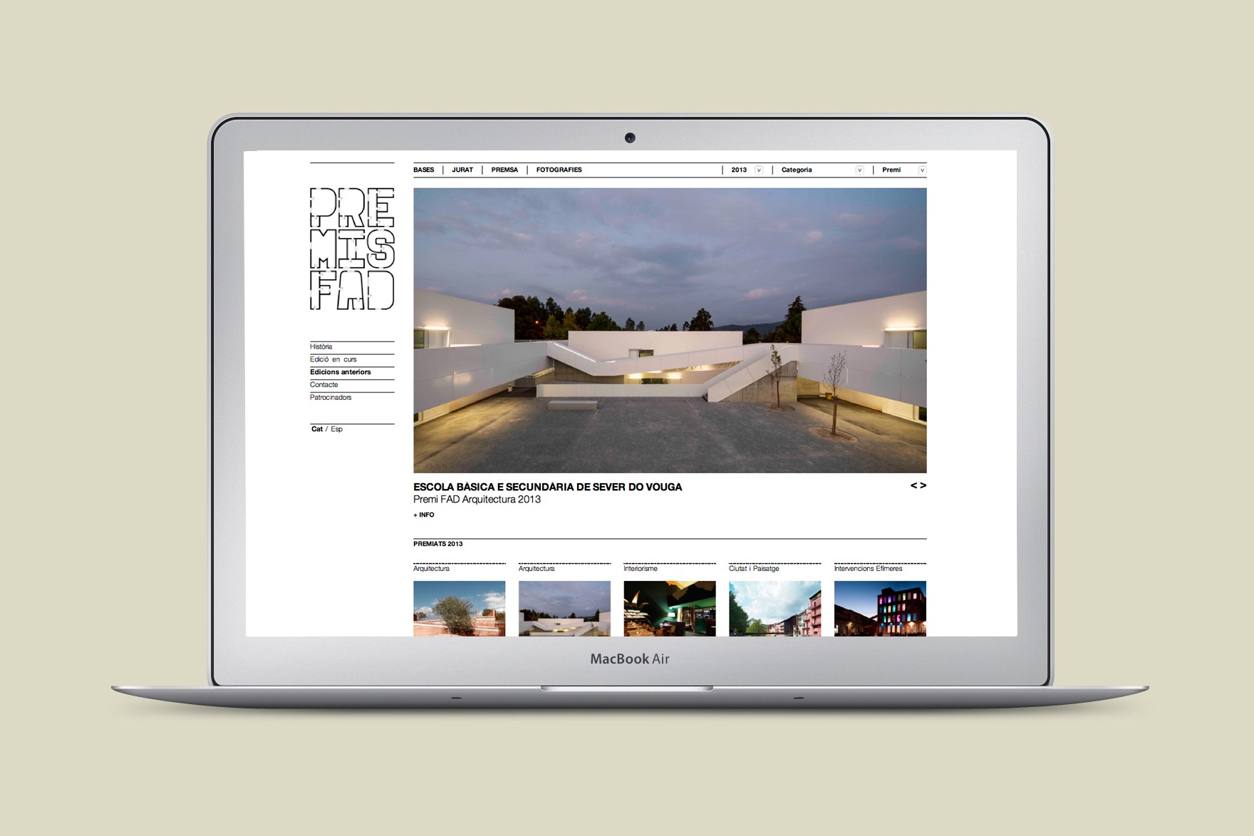 Disseny de la p&agrave;gina d'inici del web dels premis FAD. Cont&eacute; la imatge de &ldquo;Escola b&agrave;sica i secund&agrave;ria de sever do vouga&rdquo; guanyadora del &ldquo;Premi FAD arquitectura 2013&rdquo;. Dissenyat per l'estudi de comunicaci&oacute; i marca Esiete i programat per sevenap.