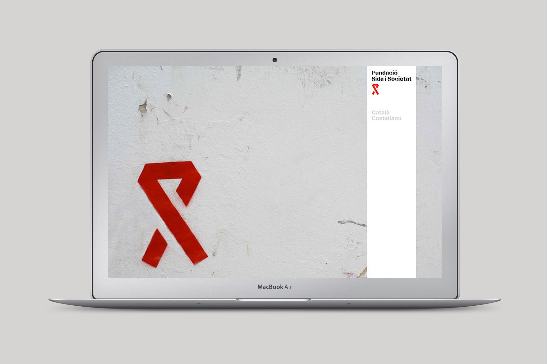 Dise&ntilde;o de la p&aacute;gina de inicio de la web de la Fundaci&oacute; SIDA I SOCIETAT. Incluye un fondo de pared con un graffiti en rojo contra el sida. Web dise&ntilde;ada por el estudio de branding y comunicaci&oacute;n Esiete y programada por Sevenap.
