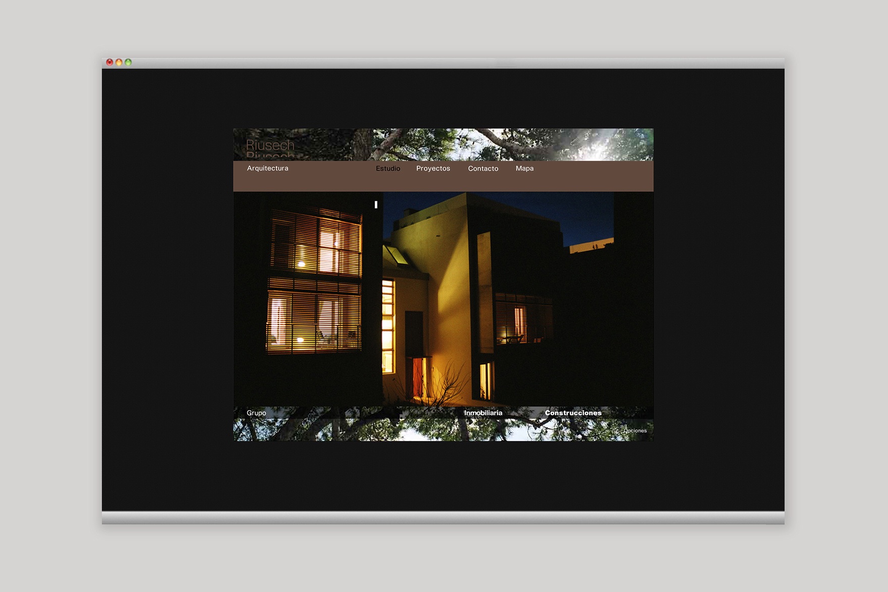 Studio page design of the RIUSECH GROUP website. Includes a night shot of a house. Designed by the esiete branding and communication studio and programmed by sevenap.