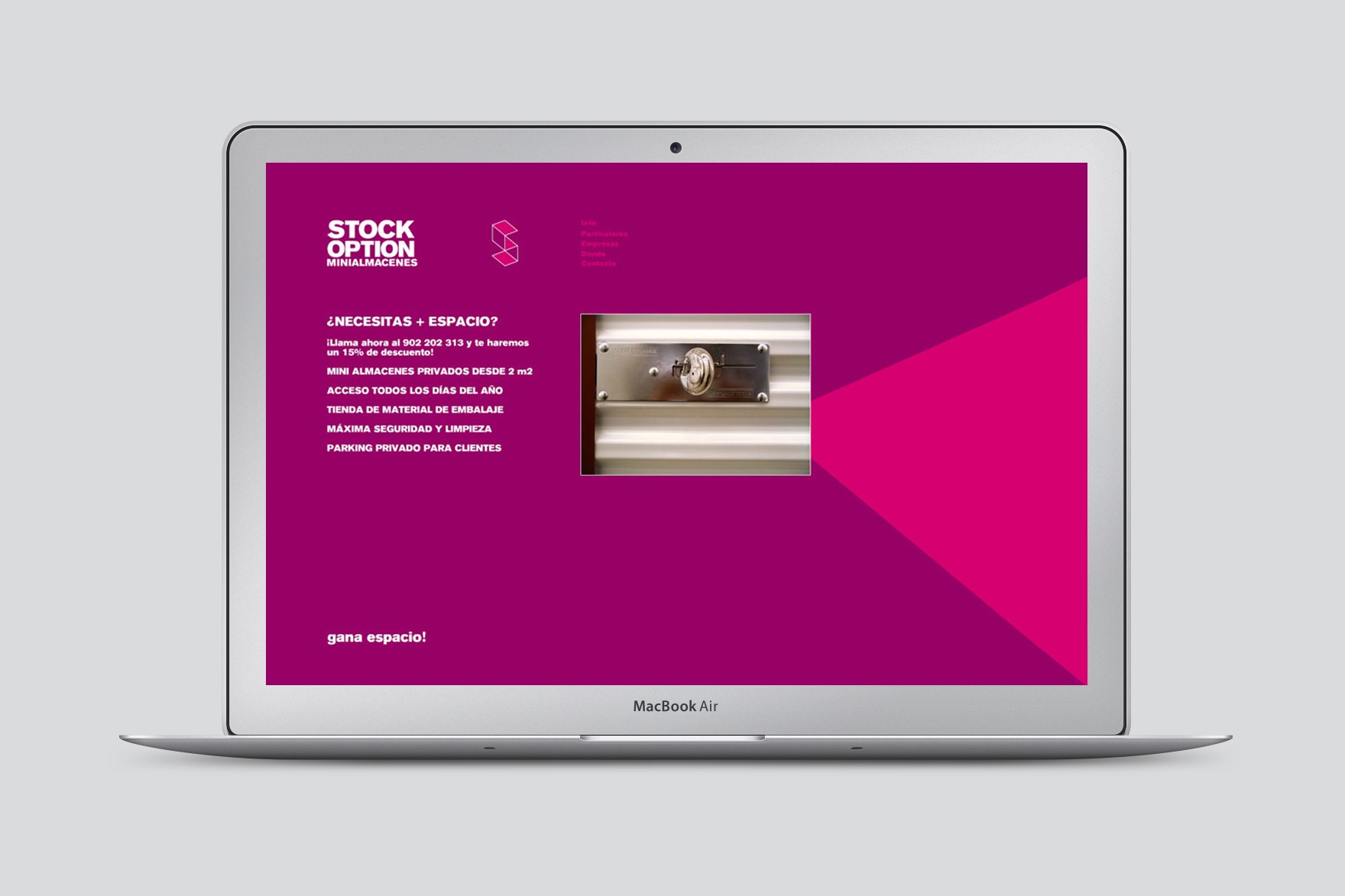 Homepage design of the STOCK OPTION mini almacenes website. Includes an advert &ldquo;gana espacio. De embalaje&rdquo;, and a magenta background. Website designed by Esiete branding and communication studio and programmed by sevenap.