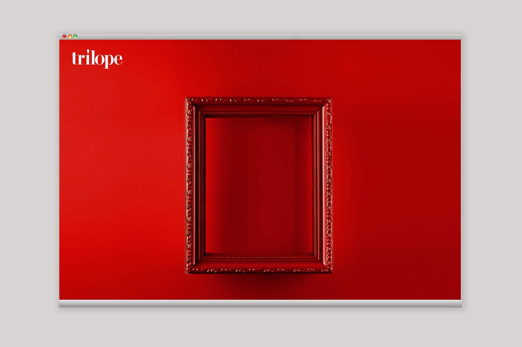 Imagen de un marco rojo vac&iacute;o sobre un fondo rojo de la web de TR&Iacute;LOP. Web dise&ntilde;ada por el estudio de branding y comunicaci&oacute;n esiete y programada por sevenap.