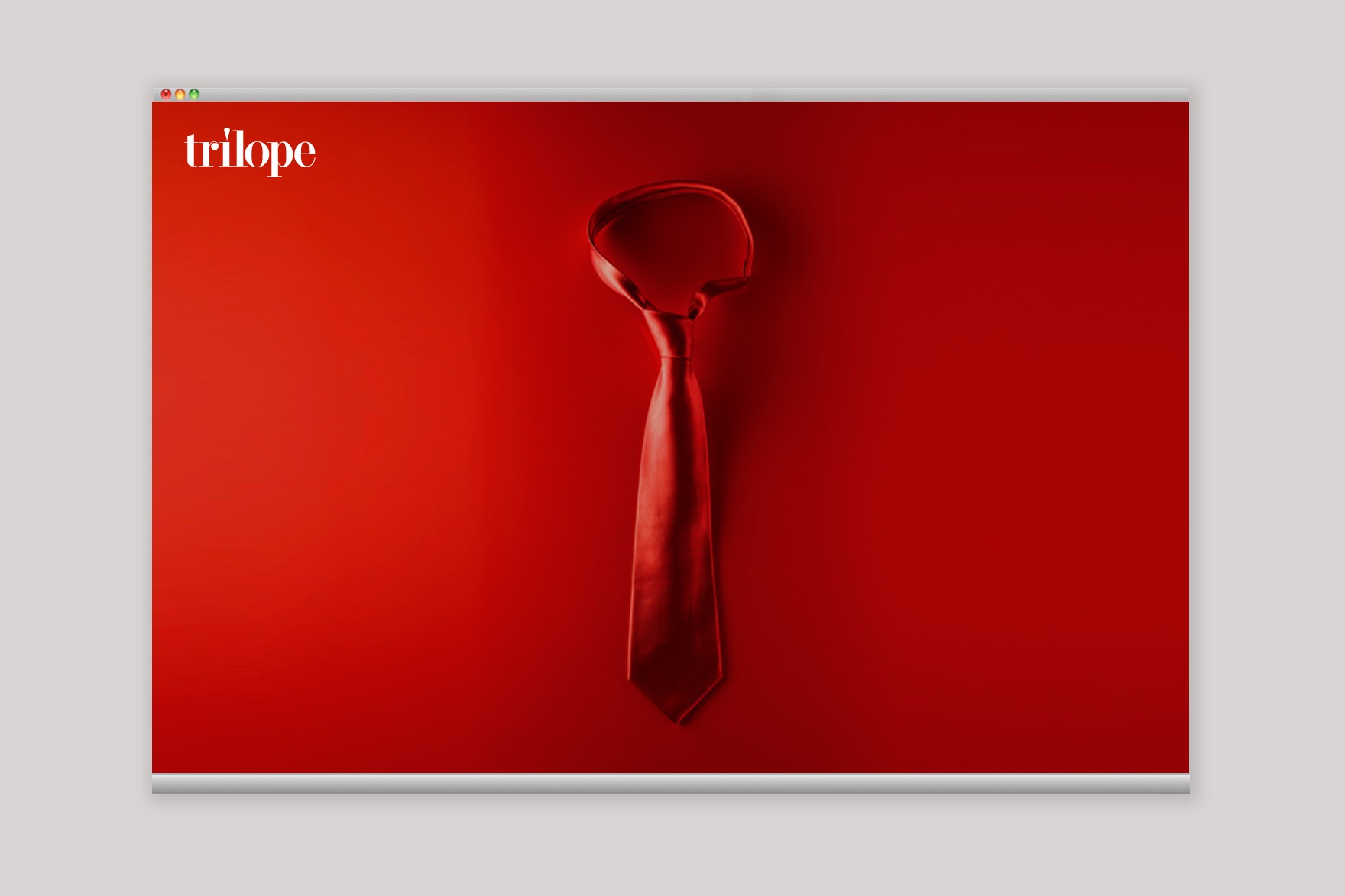 Imagen de una corbata roja sobre un fondo rojo de la web de TR&Iacute;LOP. Web dise&ntilde;ada por el estudio de branding y comunicaci&oacute;n esiete y programada por sevenap.
