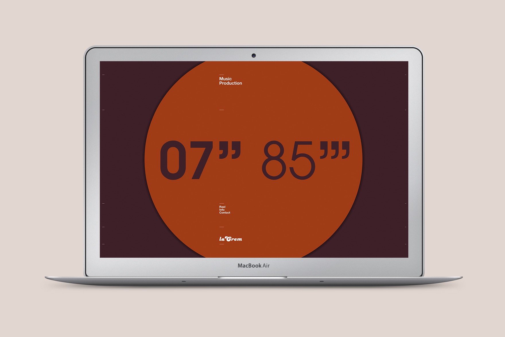 Dise&ntilde;o de la p&aacute;gina de inicio de la web de LA CREM. Incluye maquetaci&oacute;n y tipograf&iacute;a de estilo suizo minimalista. Todo el layout dentro de un gran c&iacute;rculo. Web dise&ntilde;ada por el estudio de branding y comunicaci&oacute;n esiete y programada por sevenap.