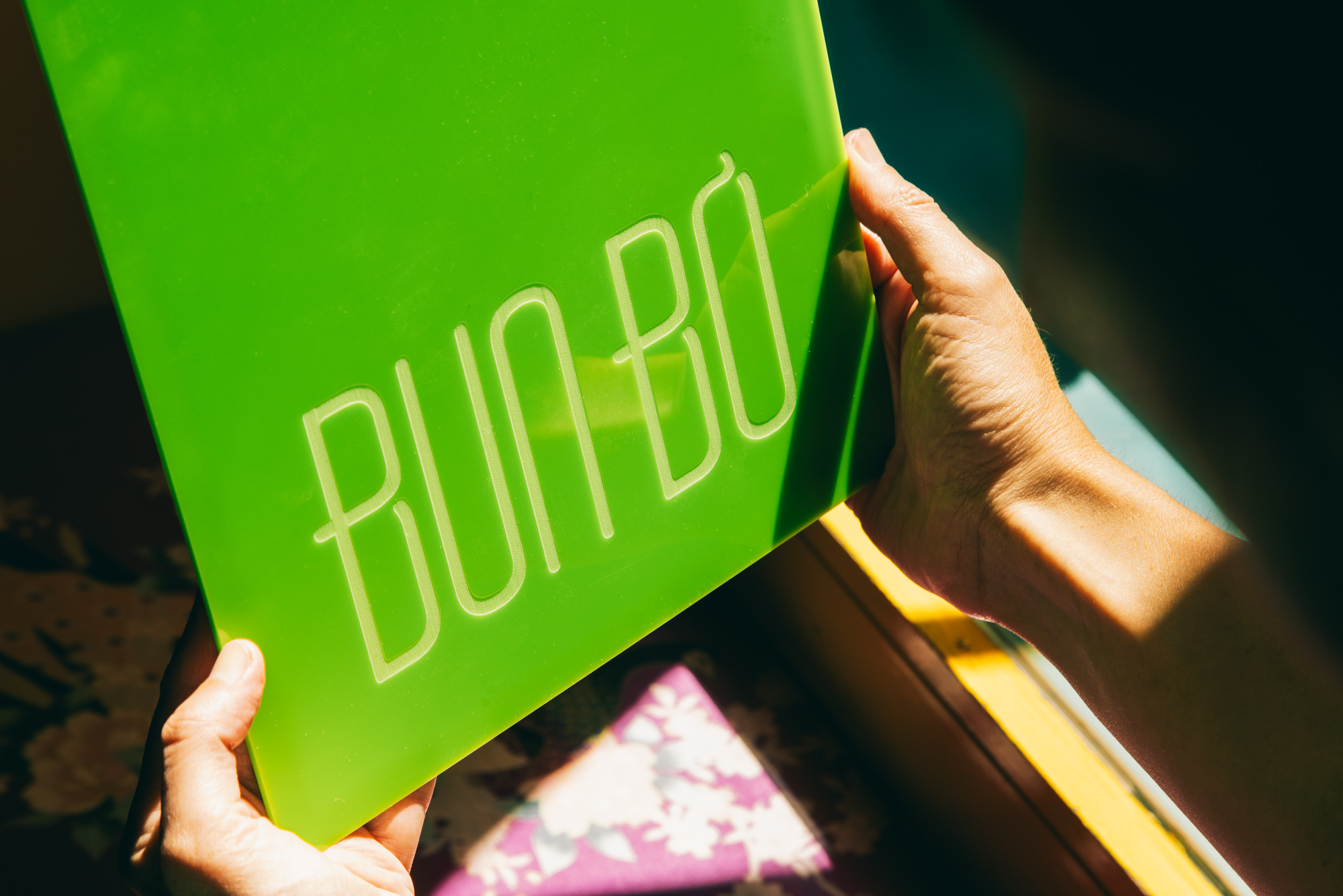 Men&uacute;s del restaurante BUN B&Ograve; con la identidad visual aplicada y con ilustraciones de los platos en acuarela. Dise&ntilde;ados por el estudio de branding y comunicaci&oacute;n esiete.