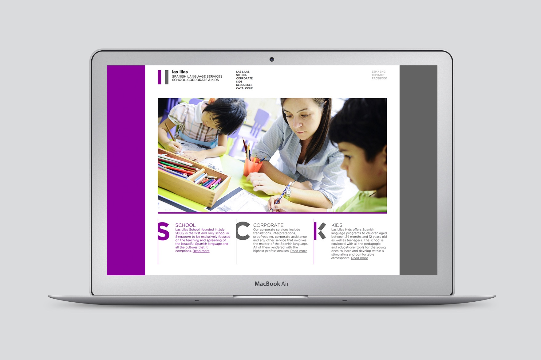 Landing page design of the LAS LILAS Spanish language school, corporate and kids, 2007 website. Includes photo of children class with a teacher and&nbsp; sections &ldquo;School, Corporate, Kids&rdquo;. Website designed by esiete branding and communication studio and programmed by sevenap.