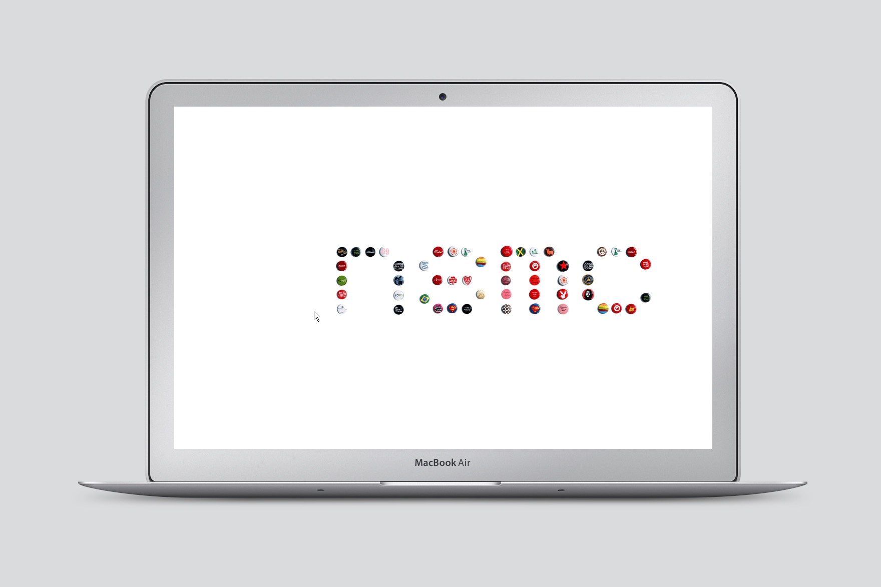Dise&ntilde;o de landing page de la web de NO SIN MI CHAPA. Incluye letras &ldquo;NSMC&rdquo; escritas con pins de diferentes marcas y banderas de pa&iacute;ses, sobre fondo blanco. Web dise&ntilde;ada por el estudio de branding y comunicaci&oacute;n Esiete y programada por sevenap.