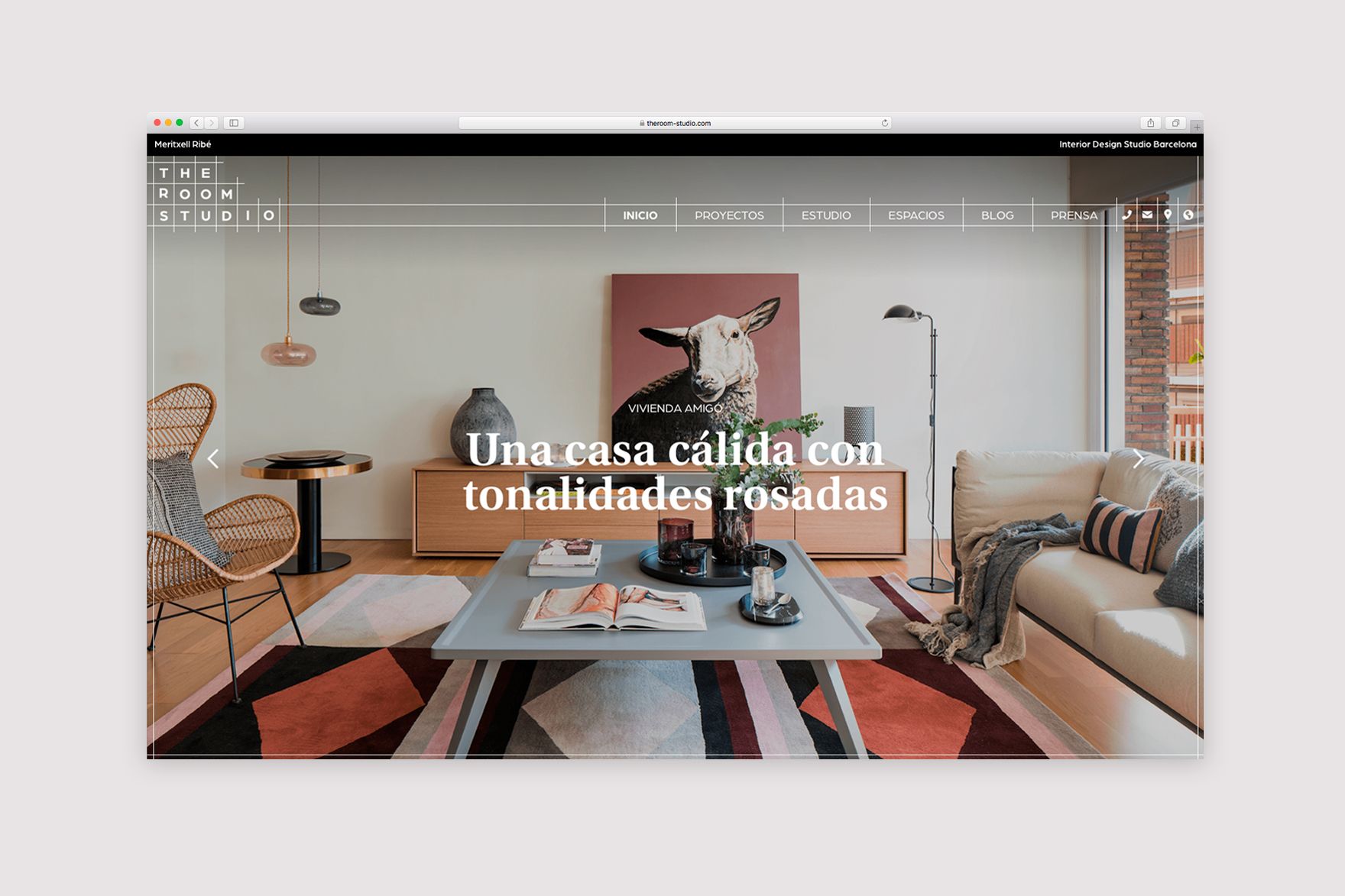 <span><span>Dise&ntilde;o de home o landing page del sitio web de THE ROOM STUDIO. Con una imagen del espacio interior en la presentaci&oacute;n de diapositivas titulada &ldquo;Una casa calida con tonalidades rosadas&rdquo;. P&aacute;gina web dise&ntilde;ada por esiete estudio de branding y comunicaci&oacute;n y programada por sevenap.</span></span>