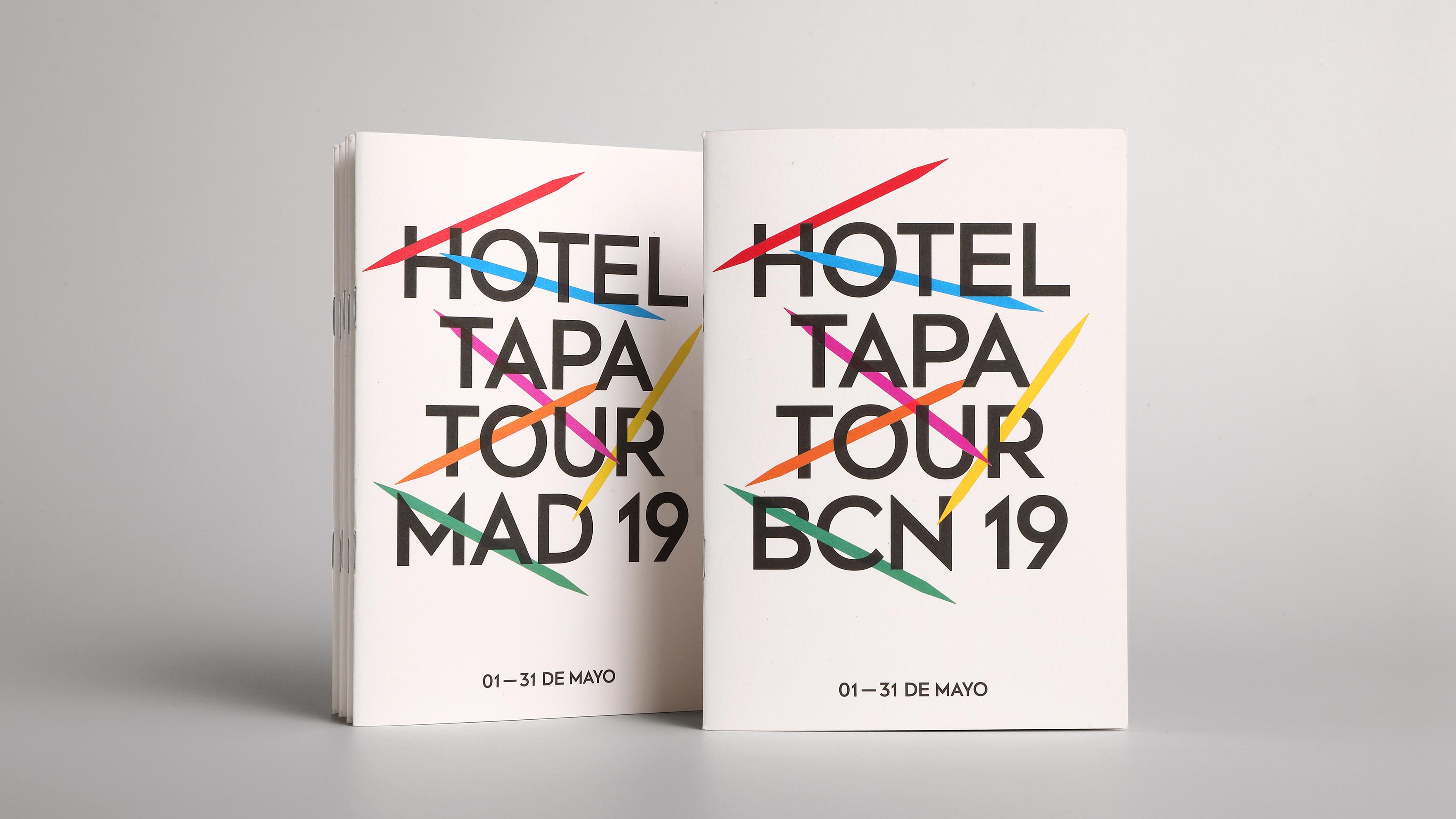 Folletos corporativos de HOTEL TAPA TOUR con la identidad gr&aacute;fica aplicada. Dise&ntilde;o del estudio de branding y comunicaci&oacute;n esiete.