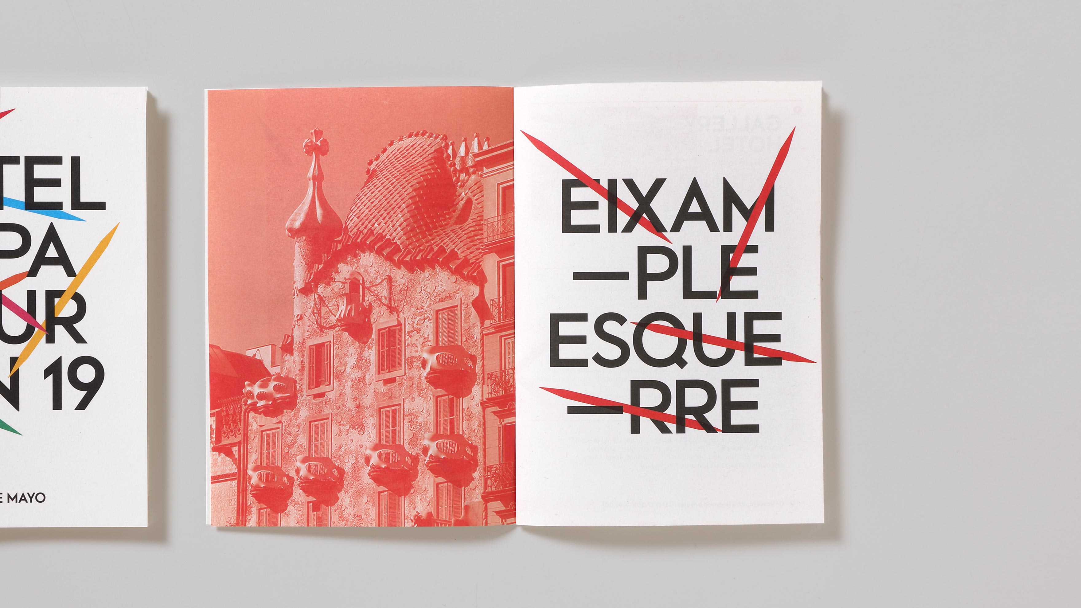 Interior de una p&aacute;gina de un folleto corporativo de HOTEL TAPA TOUR con la identidad gr&aacute;fica aplicada en rojo. Dise&ntilde;o del estudio de branding y comunicaci&oacute;n esiete.