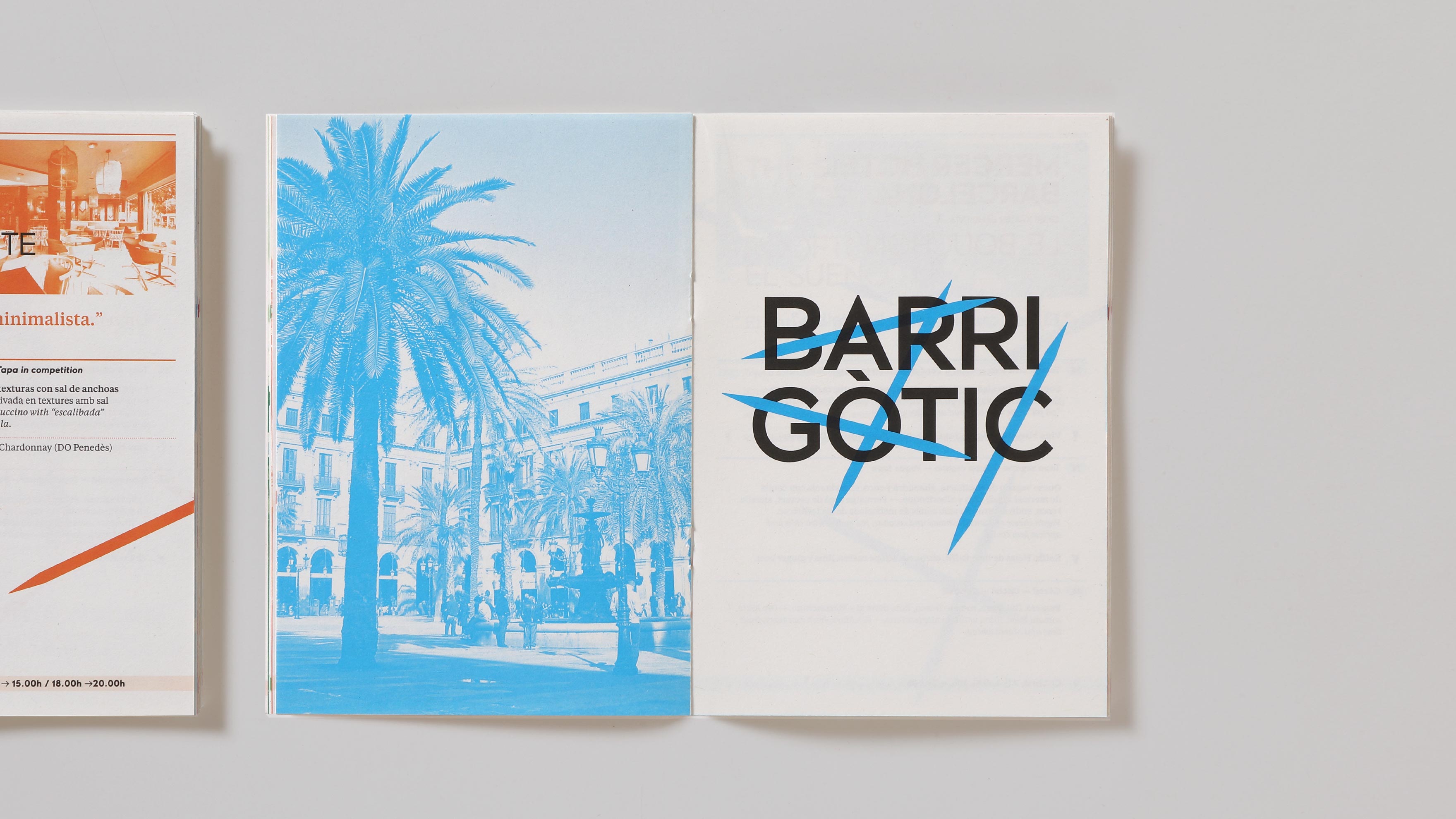 Interior de una p&aacute;gina de un folleto corporativo de HOTEL TAPA TOUR con la identidad gr&aacute;fica aplicada en azul. Dise&ntilde;ado por el estudio de branding y comunicaci&oacute;n esiete.