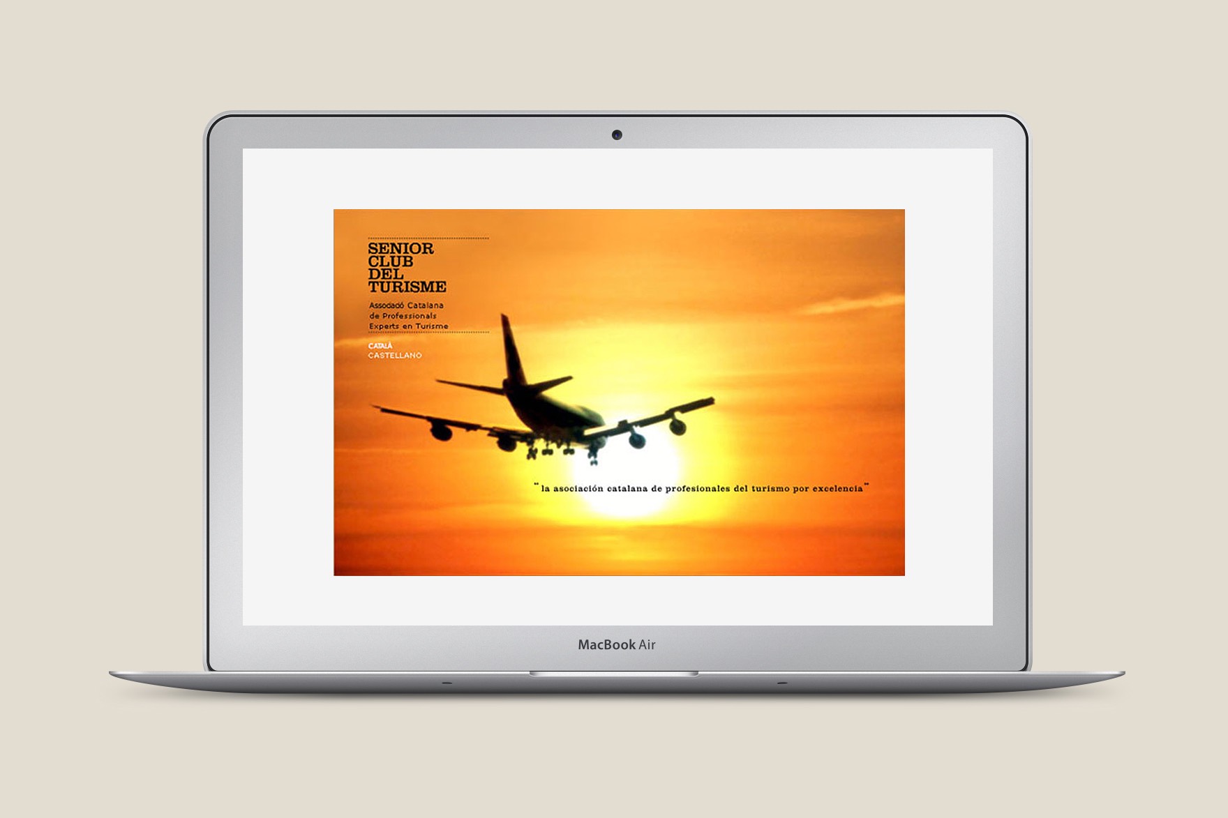 Dise&ntilde;o de la p&aacute;gina de inicio de la web del SENIOR CLUB TURISME. Incluye un avi&oacute;n volando hacia el cielo del atardecer. Web dise&ntilde;ada por el estudio de branding y comunicaci&oacute;n Esiete y programada por sevenap.