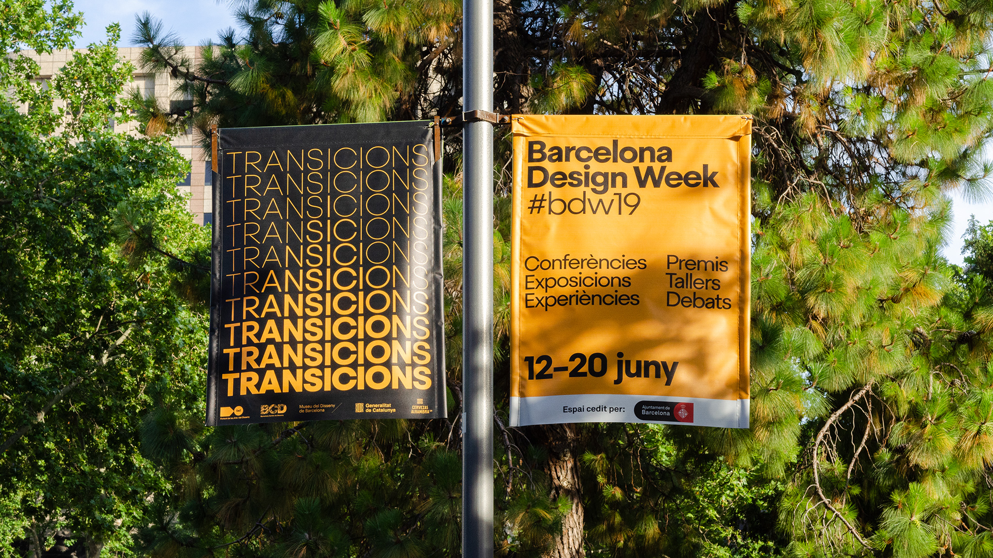 <span><span>Cartells de l'esdeveniment BARCELONA DESIGN WEEK 2019 penjats a un fanal de la ciutat de Barcelona. Dissenyat per l'estudi </span><span>esiete</span><span> de branding i comunicaci&oacute;.</span></span>