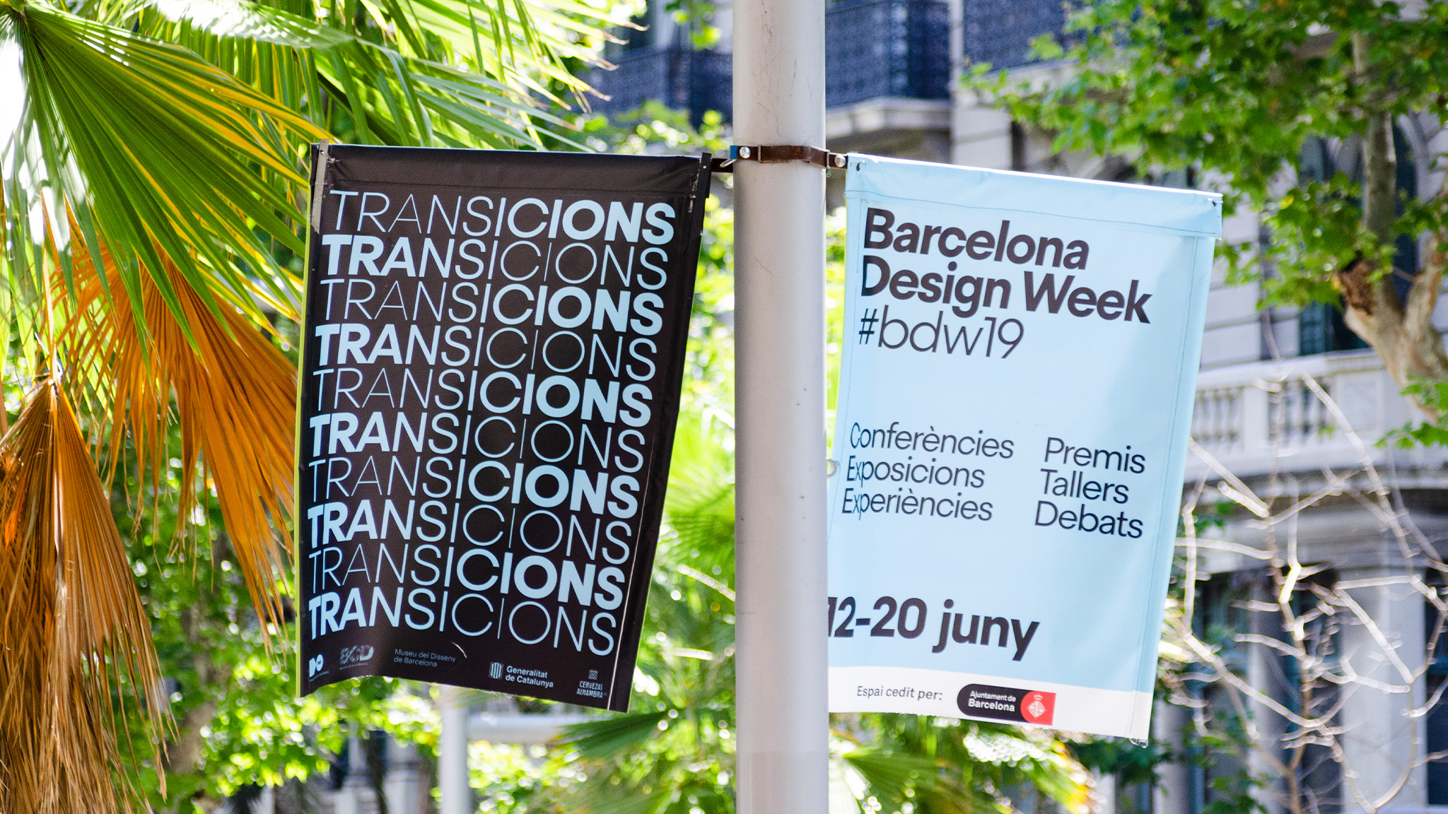 <span><span>Cartells de l'esdeveniment BARCELONA DESIGN WEEK 2019 penjats a un fanal de la ciutat de Barcelona. Dissenyat per l'estudi </span><span>esiete</span><span> de branding i comunicaci&oacute;.</span></span>