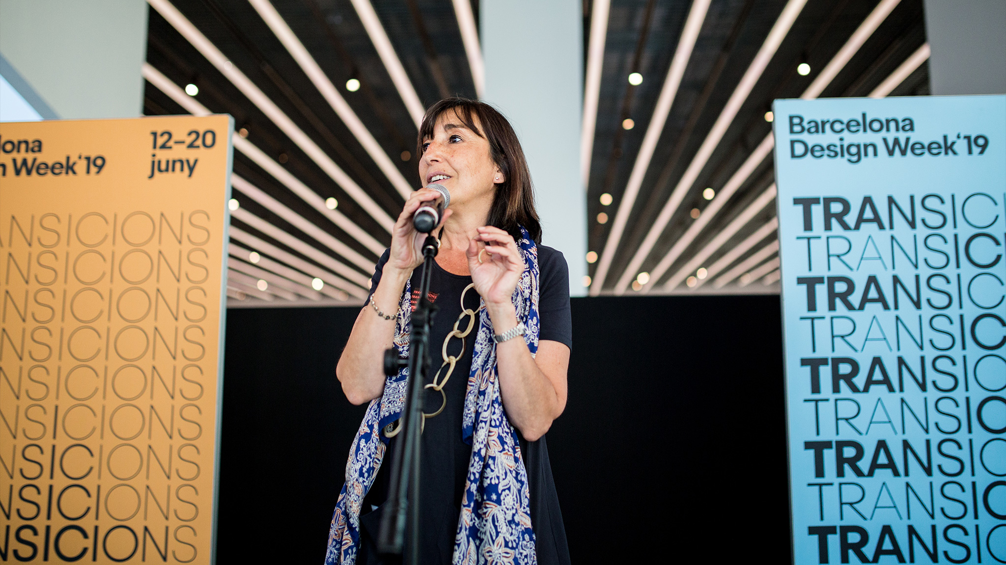 <span><span>Fotografia d'una dona presentant l'esdeveniment de DESIGN WEEK 2019. Dissenyat per l'estudi </span><span>esiete </span><span>de branding i comunicaci&oacute;.</span></span>