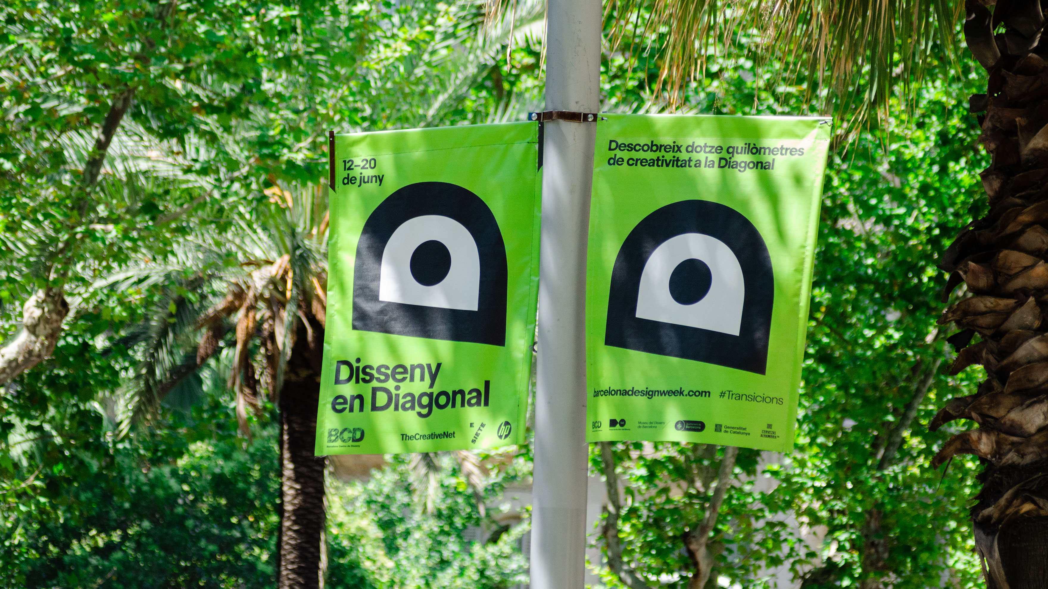 <span><span>Carteles colgados en una farola de un parque de Barcelona como elemento de comunicaci&oacute;n de DISSENY EN DIAGONAL. Dise&ntilde;ado por el estudio esiete de branding y comunicaci&oacute;n.</span></span>