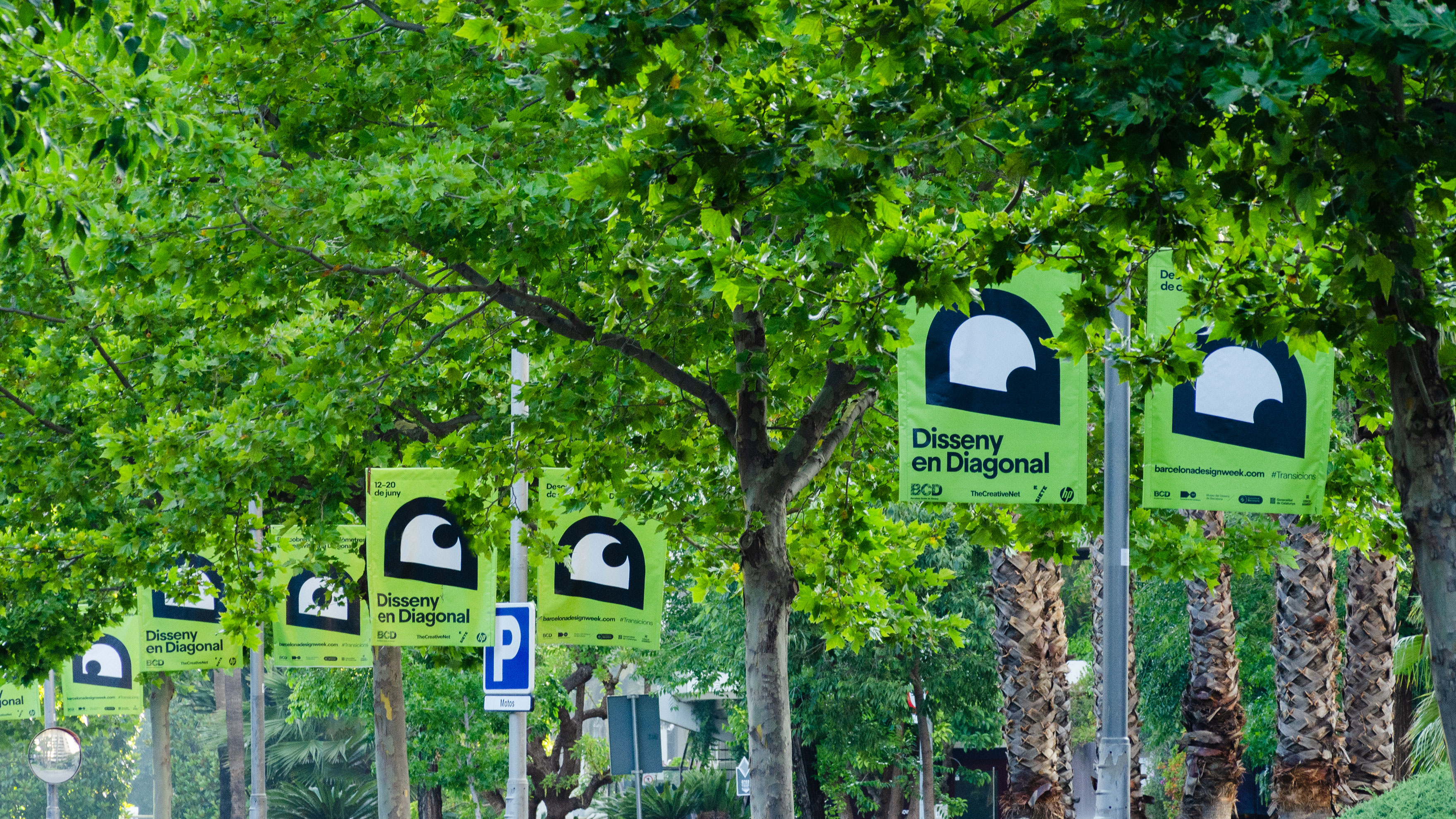 <span><span>Carteles colgados en una farola de un parque de Barcelona como elemento de comunicaci&oacute;n de DISSENY EN DIAGONAL. Dise&ntilde;ado por el estudio esiete de branding y comunicaci&oacute;n.</span></span>