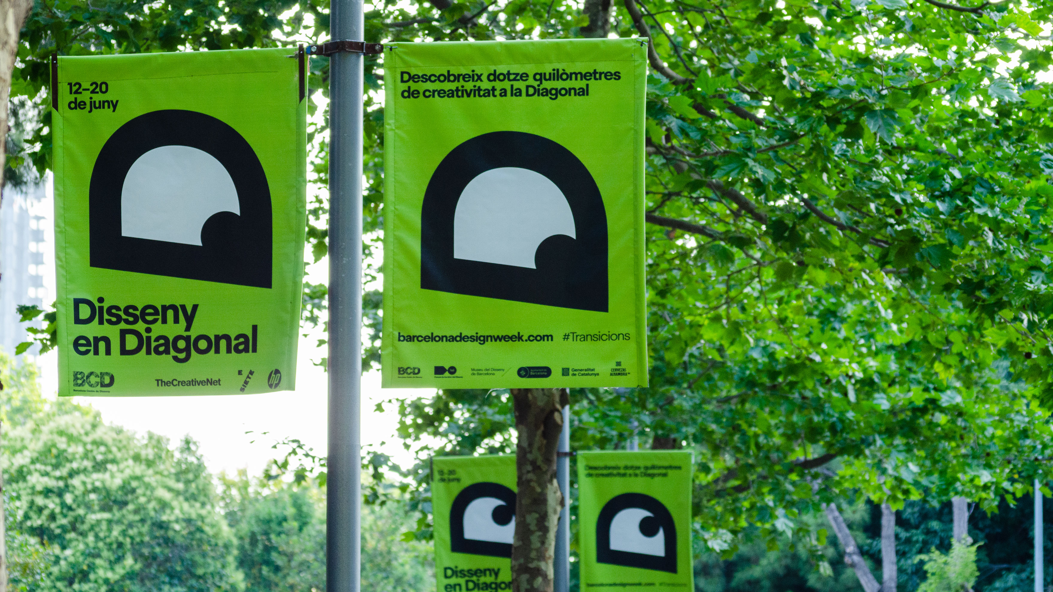 <span><span>Carteles colgados en una farola de un parque de Barcelona como elemento de comunicaci&oacute;n de DISSENY EN DIAGONAL. Dise&ntilde;ado por el estudio esiete de branding y comunicaci&oacute;n.</span></span>