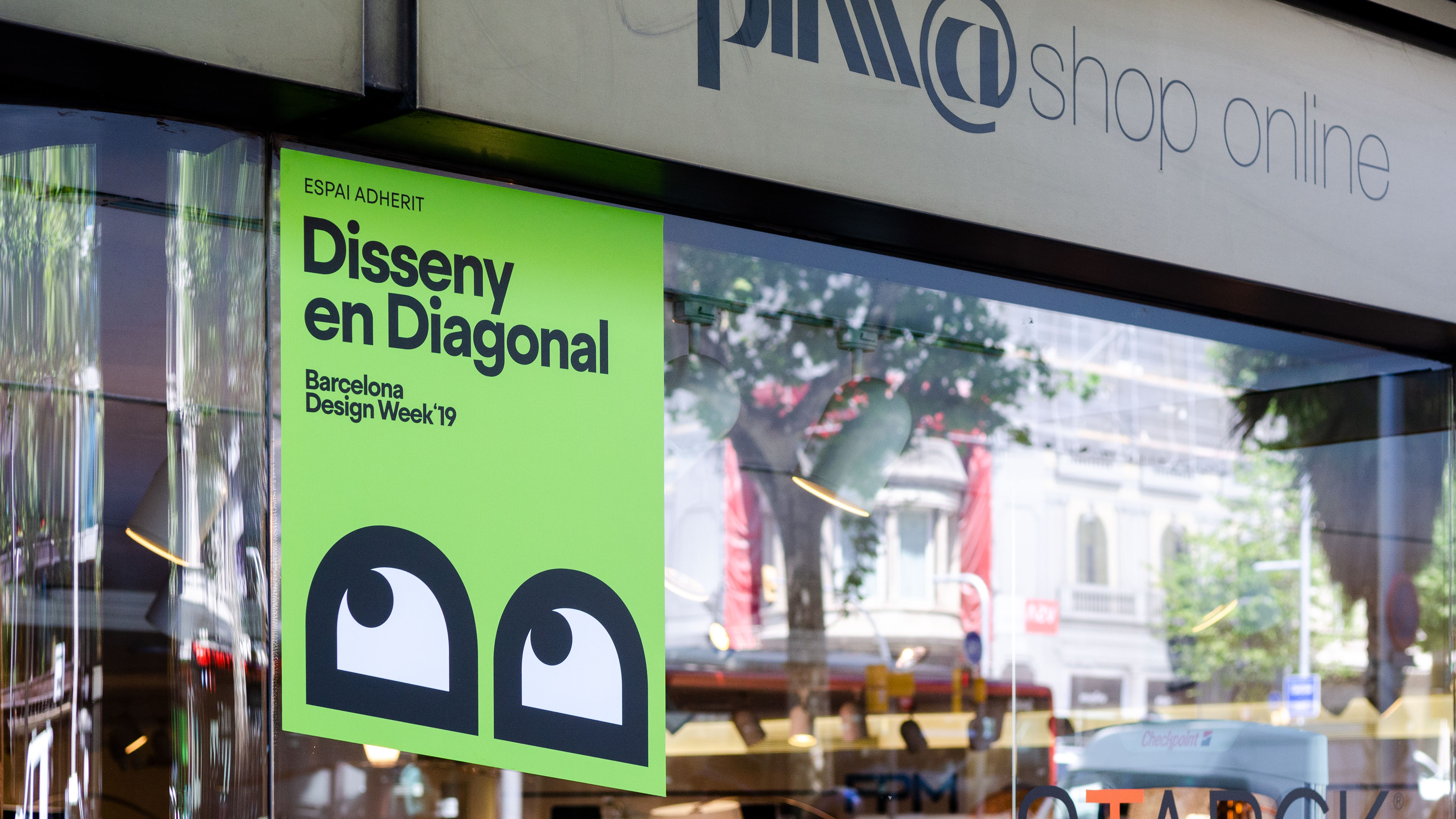 <span><span>Cartel en el cristal de una tienda, como elemento de comunicaci&oacute;n para el DISSENY EN DIAGONAL. Dise&ntilde;ado por el estudio esiete de branding y comunicaci&oacute;n.</span></span>