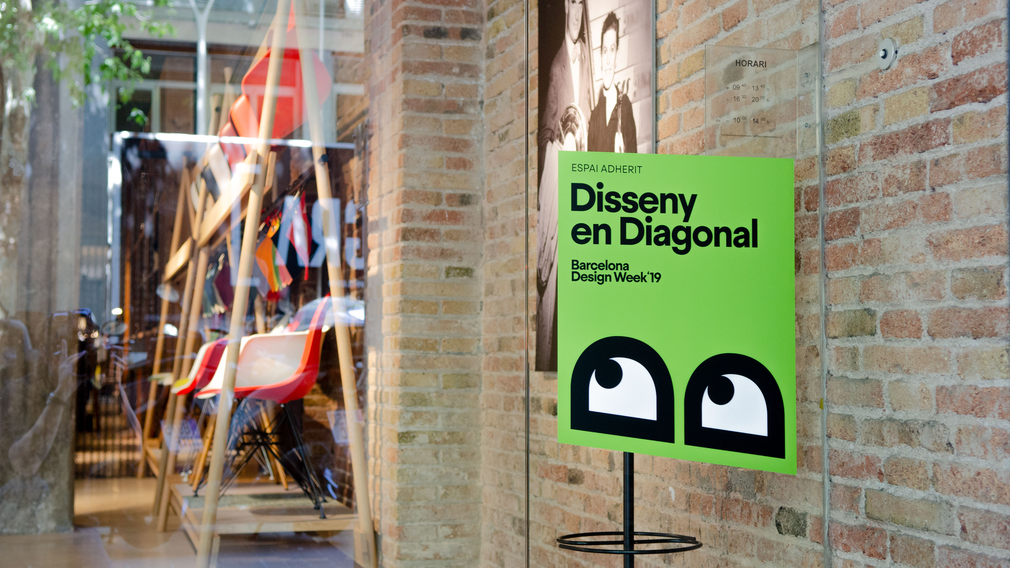 <span><span>Cartel en una tienda, como elemento de comunicaci&oacute;n de DISSENY EN DIAGONAL. Dise&ntilde;ado por el estudio esiete de branding y comunicaci&oacute;n.</span></span>