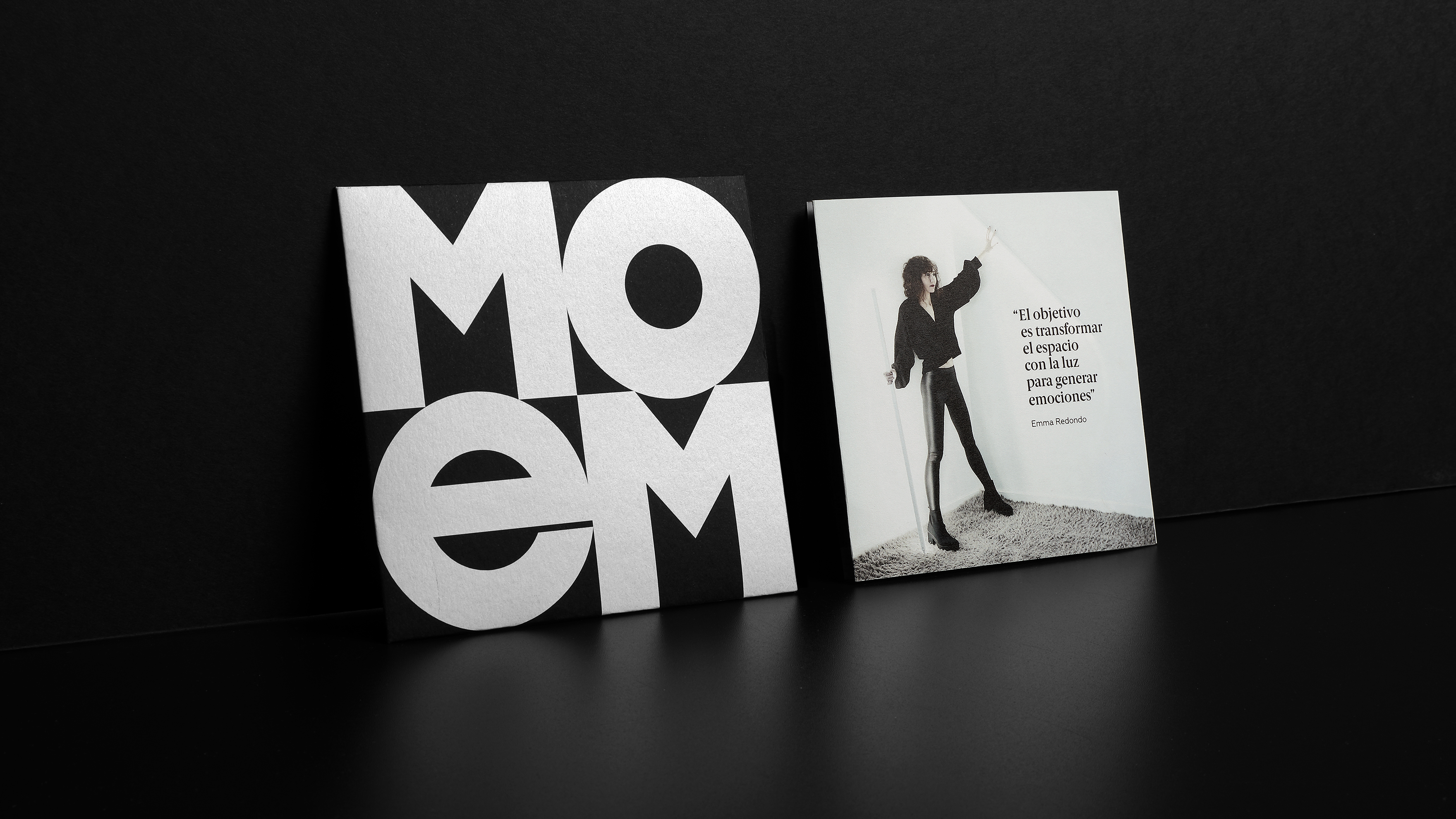 <span><span>Desplegable con la imagen corporativa de MODEN &amp; EMOTIONAL HOSPITALITY. Dise&ntilde;ado por el estudio esiete de branding y comunicaci&oacute;n.</span></span>