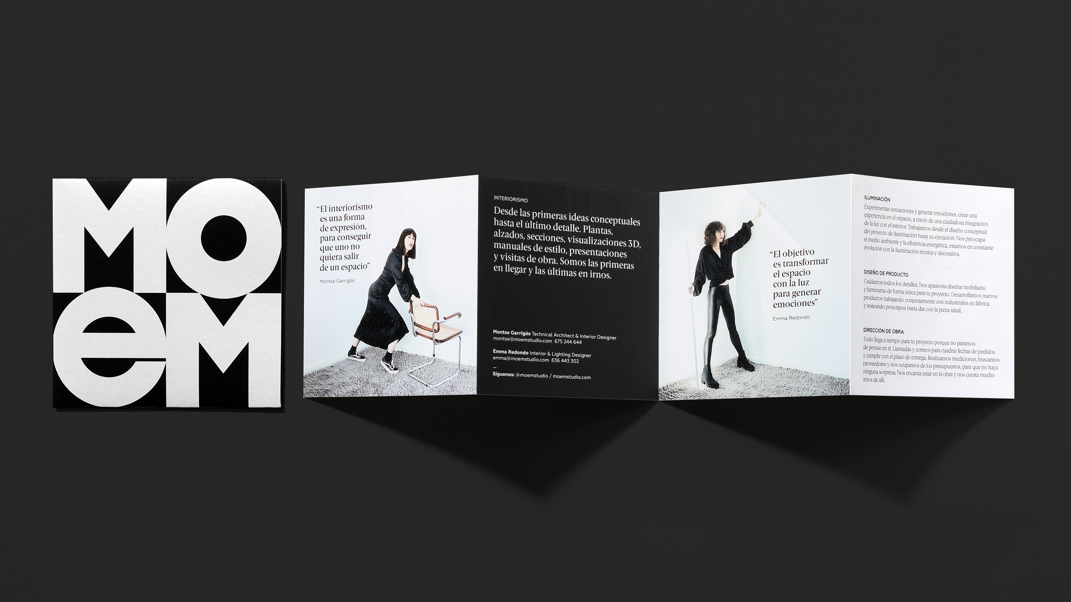 Frente de un desplegable desplegado con la imagen corporativa de MODEN &amp; EMOTIONAL HOSPITALITY. Dise&ntilde;ado por el estudio esiete de branding y comunicaci&oacute;n.