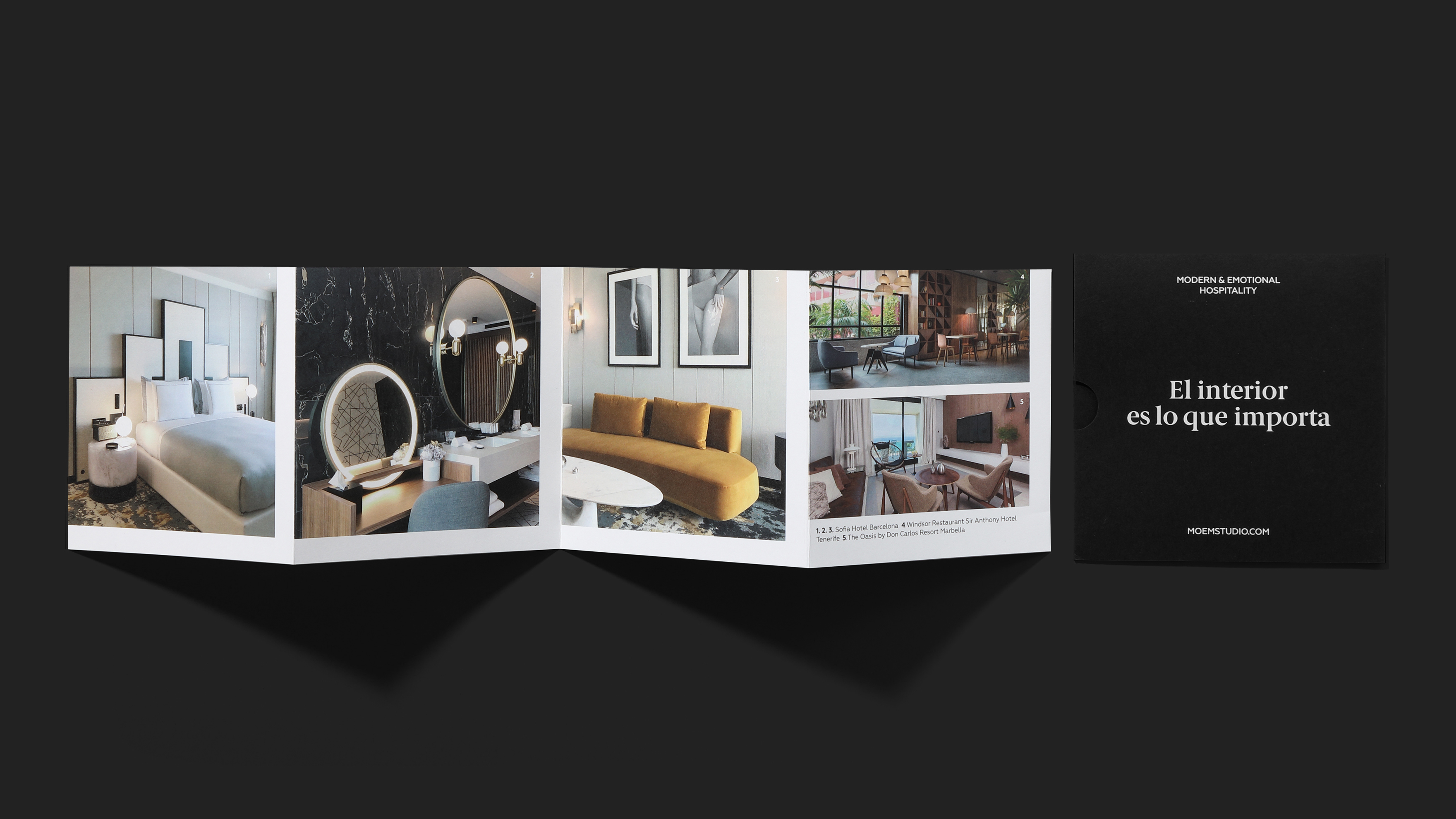 Dorso de un desplegable con la imagen corporativa ide MODEN &amp; EMOTIONAL HOSPITALITY. Dise&ntilde;ado por el estudio esiete de branding y comunicaci&oacute;n.