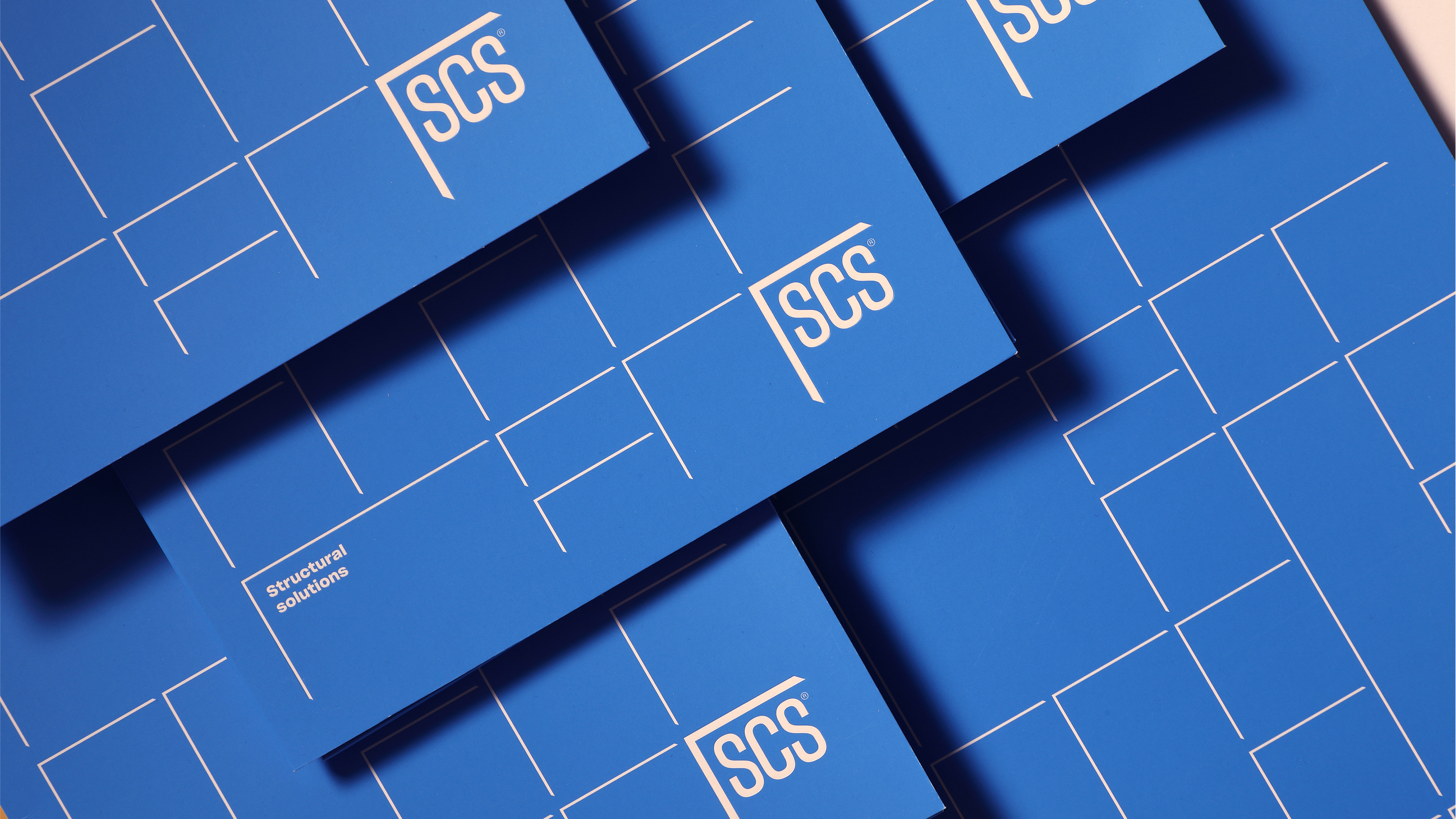 <span><span>Dise&ntilde;o de identidad visual del proyecto SCS CULLER&Eacute; SALA aplicado en carpetas. Dise&ntilde;ado por el estudio de branding y comunicaci&oacute;n esiete.</span></span>