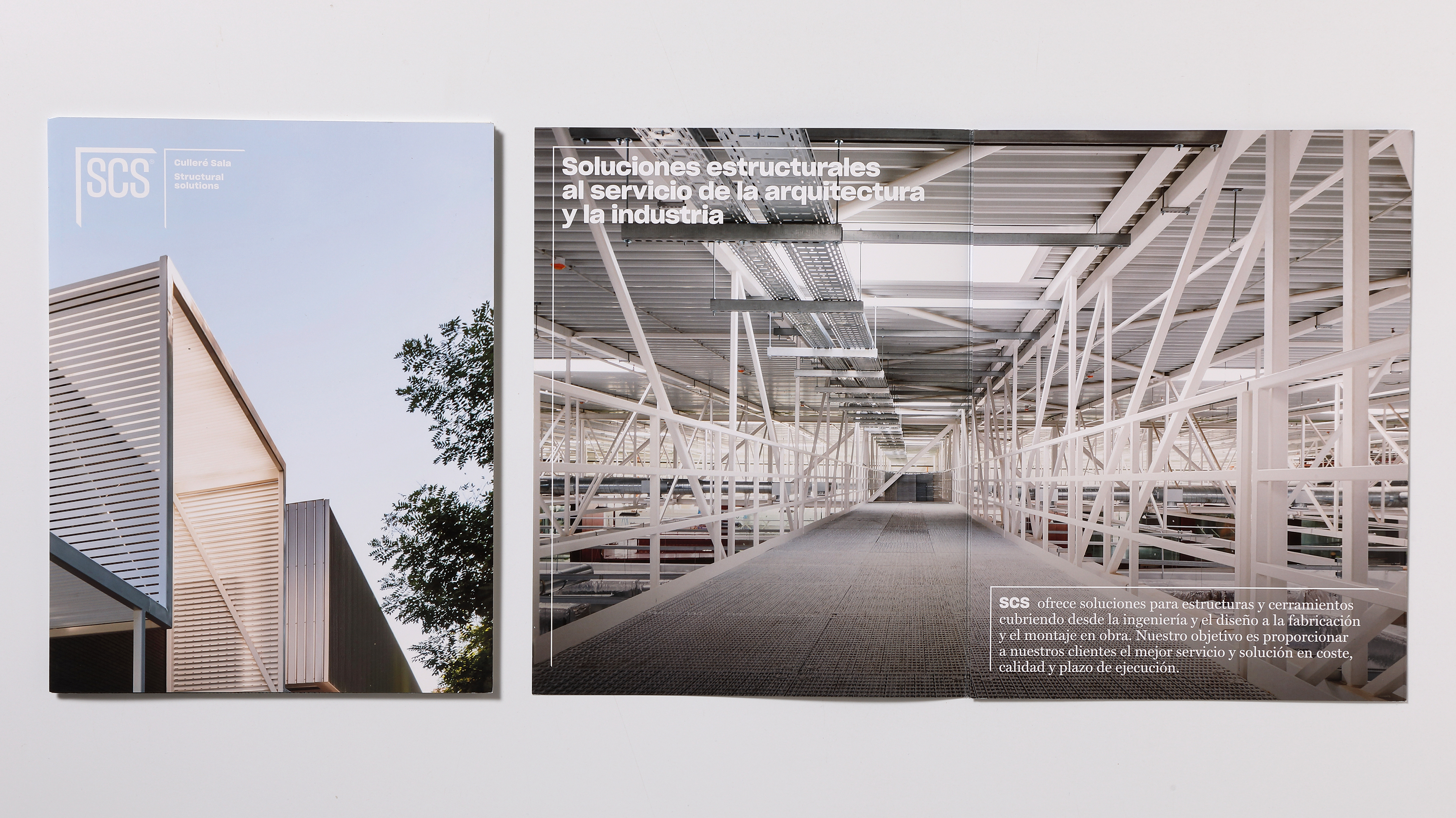 <span><span>Dise&ntilde;o editorial interior de una revista con la imagen corporativa de SCS CULLER&Eacute; SALA aplicada. Dise&ntilde;ado por el estudio de branding y comunicaci&oacute;n esiete.</span></span>